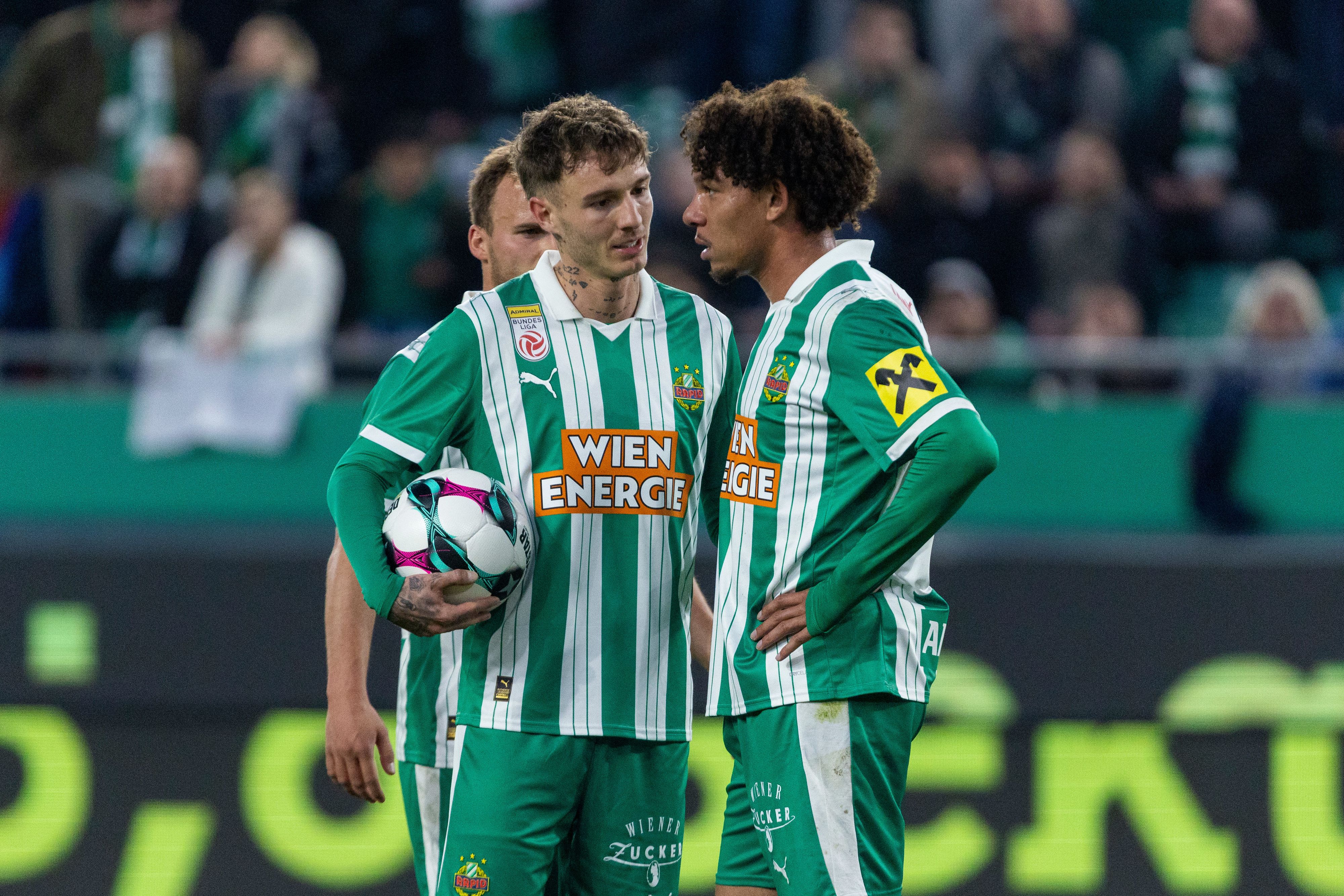 Bendeguz Bolla und Janis Antiste (r.) diskutieren über die Elfer-Ausführung.