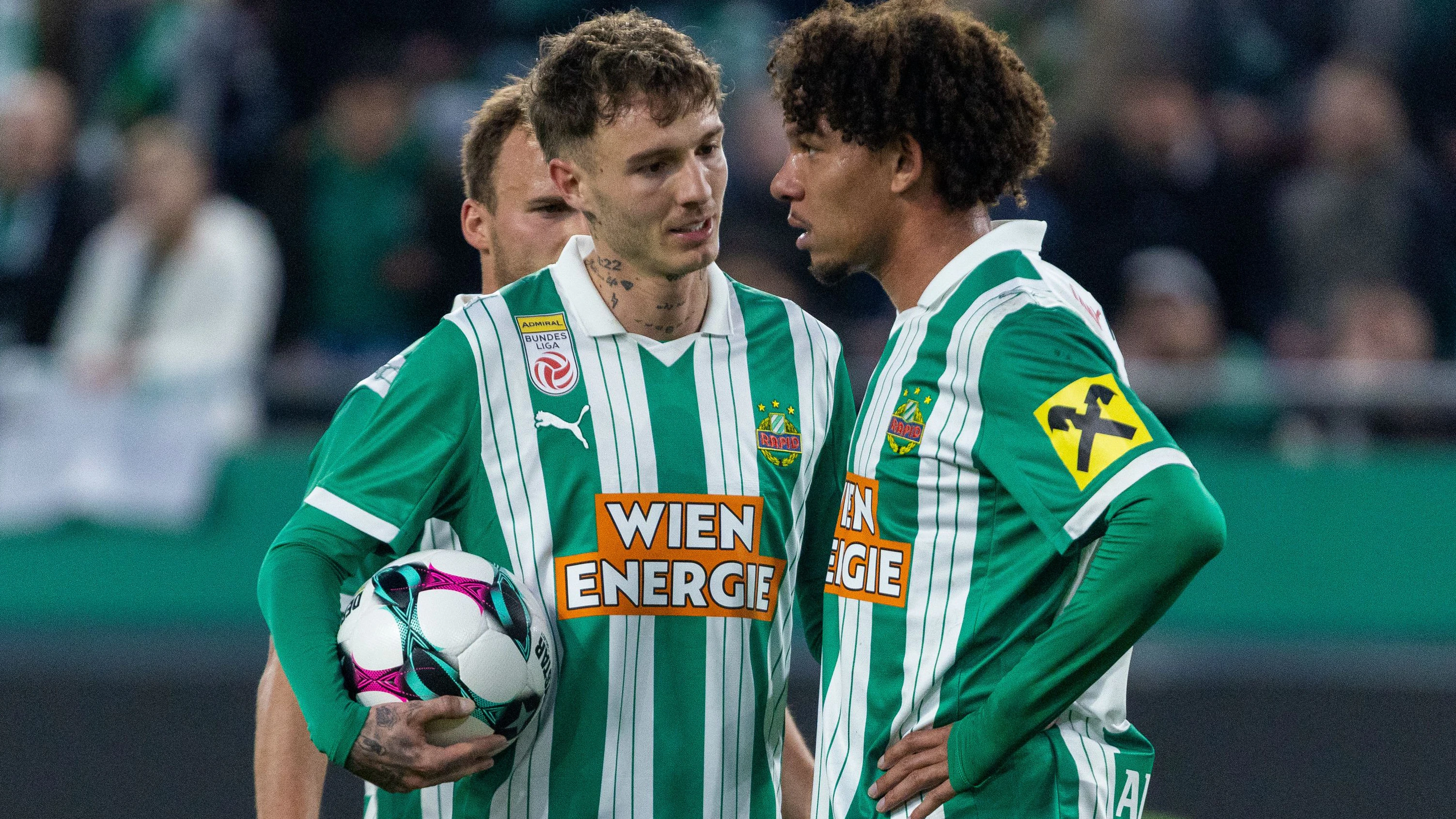 Bendeguz Bolla und Janis Antiste (r.) diskutieren über die Elfer-Ausführung.