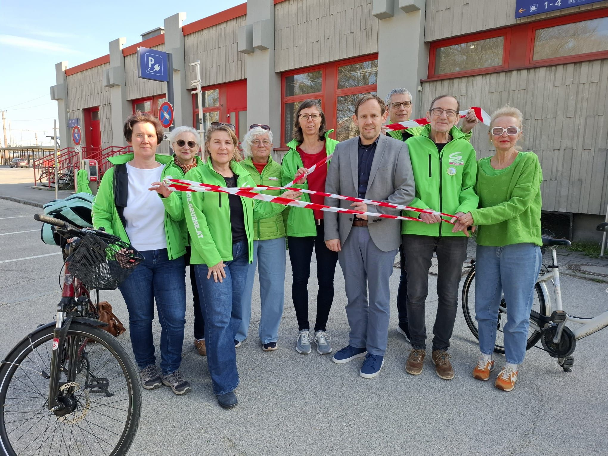 Georg Ecker mit Vertretern der Grünen Stockerau am Bahnhof Stockerau