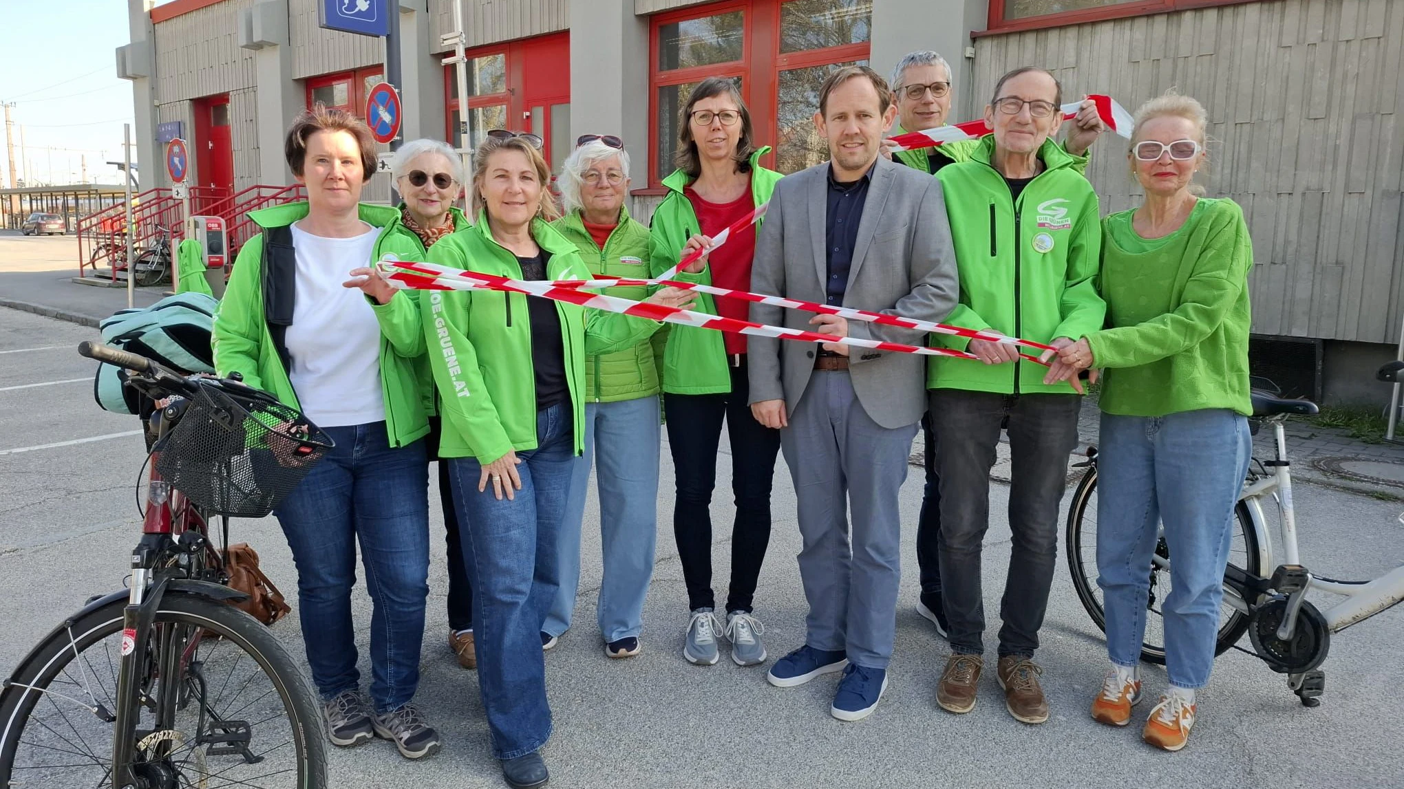 Georg Ecker mit Vertretern der Grünen Stockerau am Bahnhof Stockerau