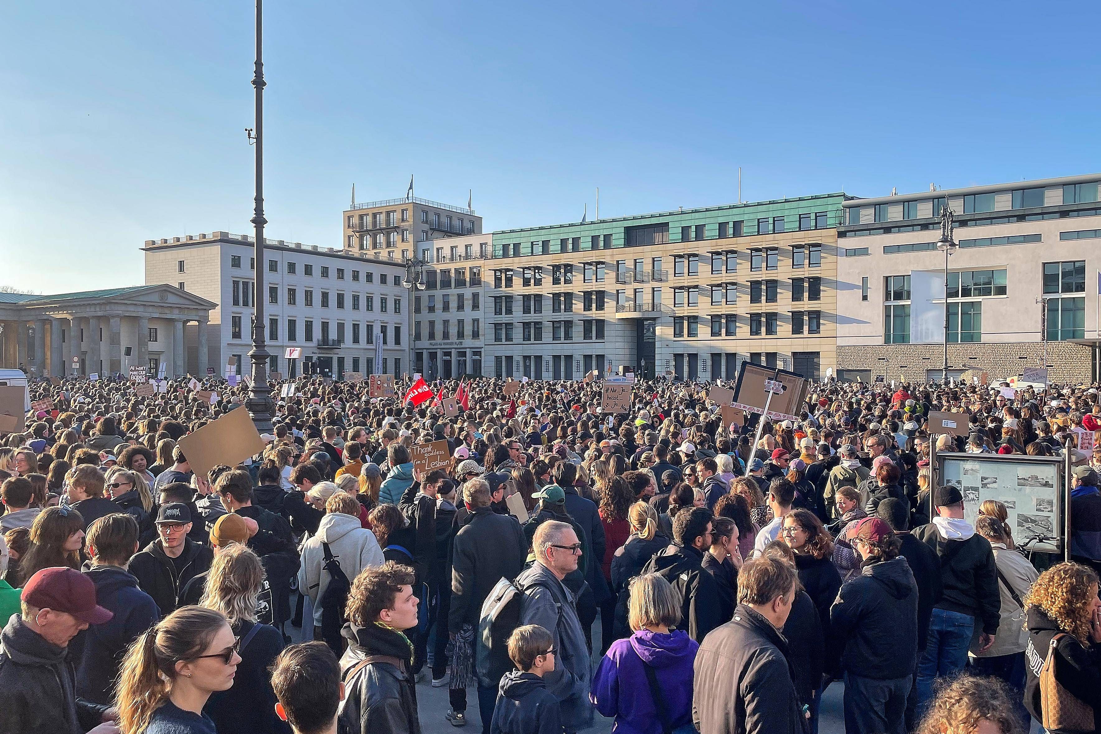 Zur Demonstration am Brandenburger Tor hat das Bündnis Feminist Fight Club! und unter anderem Collien Fernandes aufgerufen.