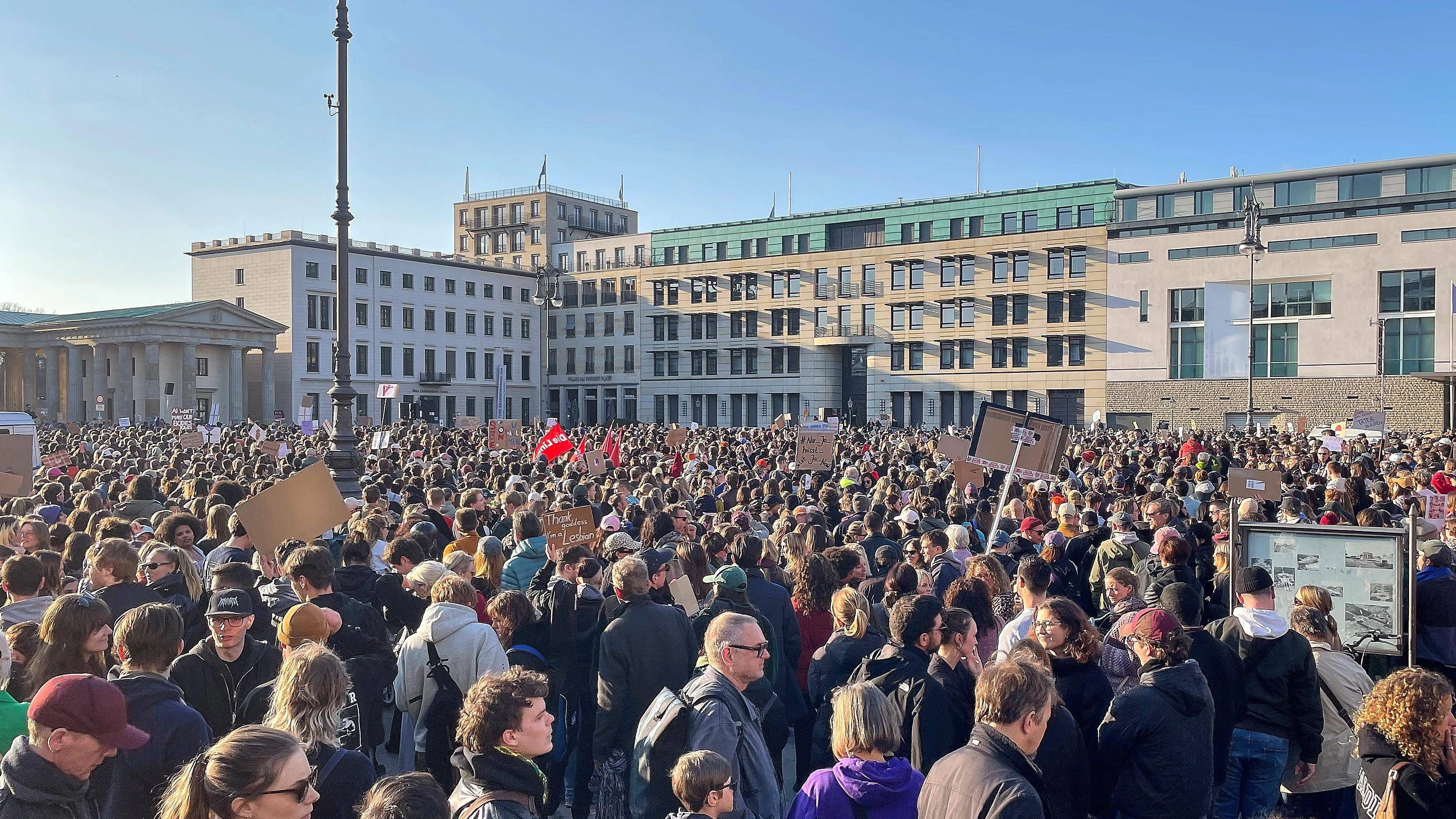 Heute.at - Tausende demonstrieren gegen Deepfakes in Berlin