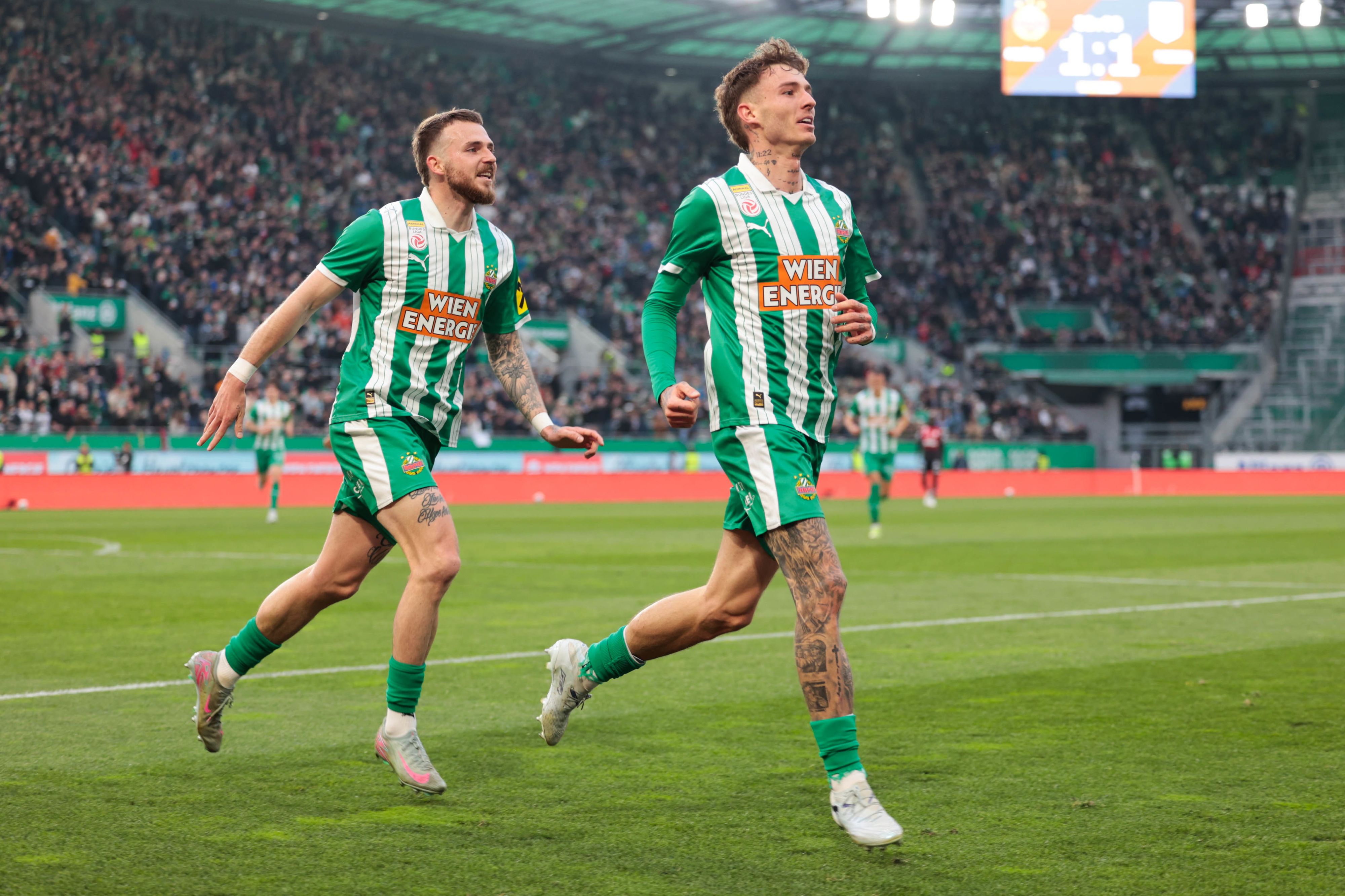 Bolla (r.) jubelt über seinen Treffer zum 2:0.