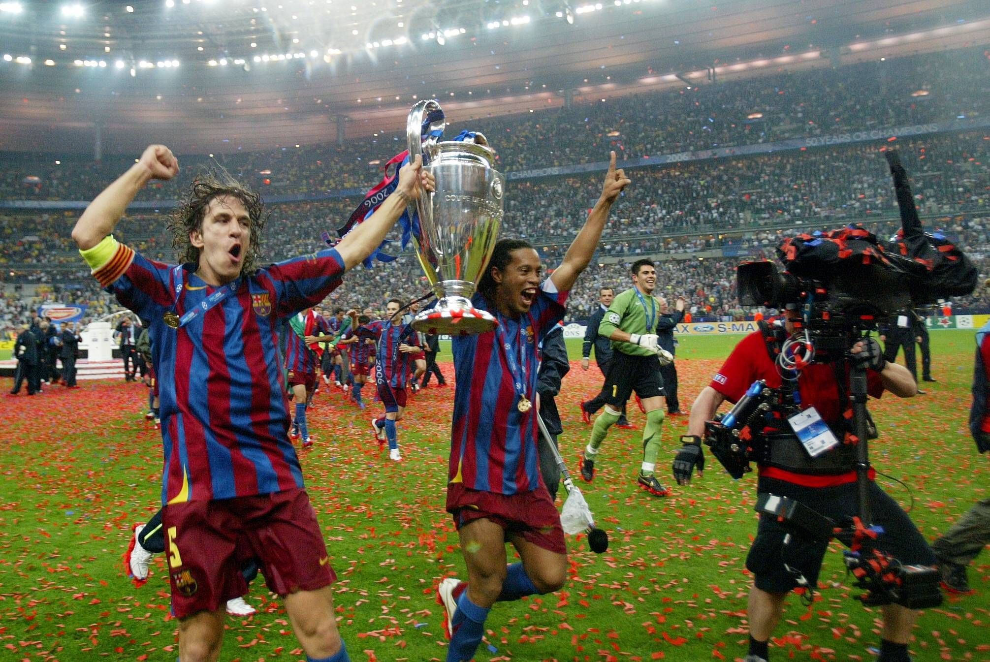 Carles Puyol und Ronaldinho 2006 mit der Champions-League-Trophäe.