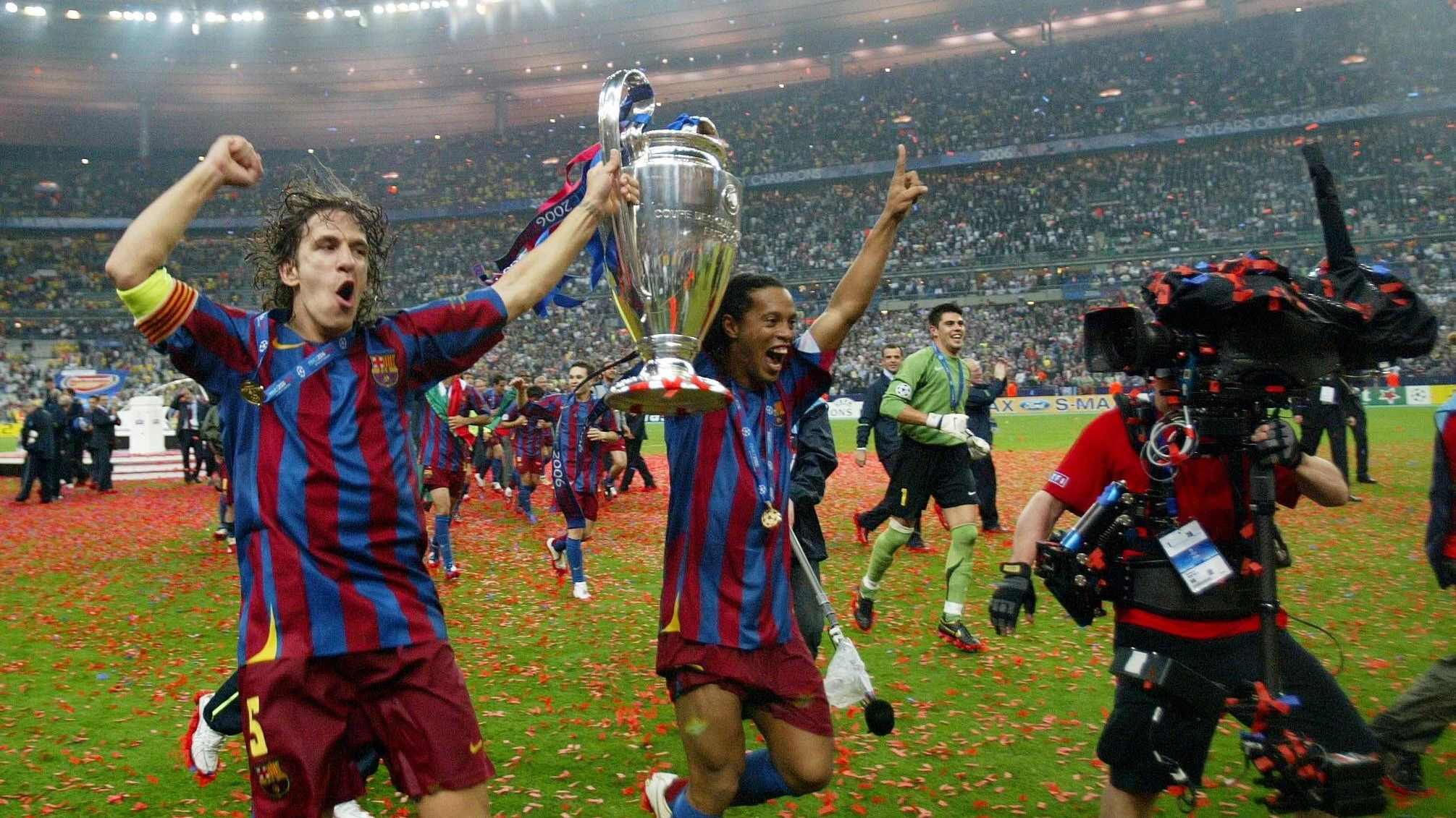 Carles Puyol und Ronaldinho 2006 mit der Champions-League-Trophäe.