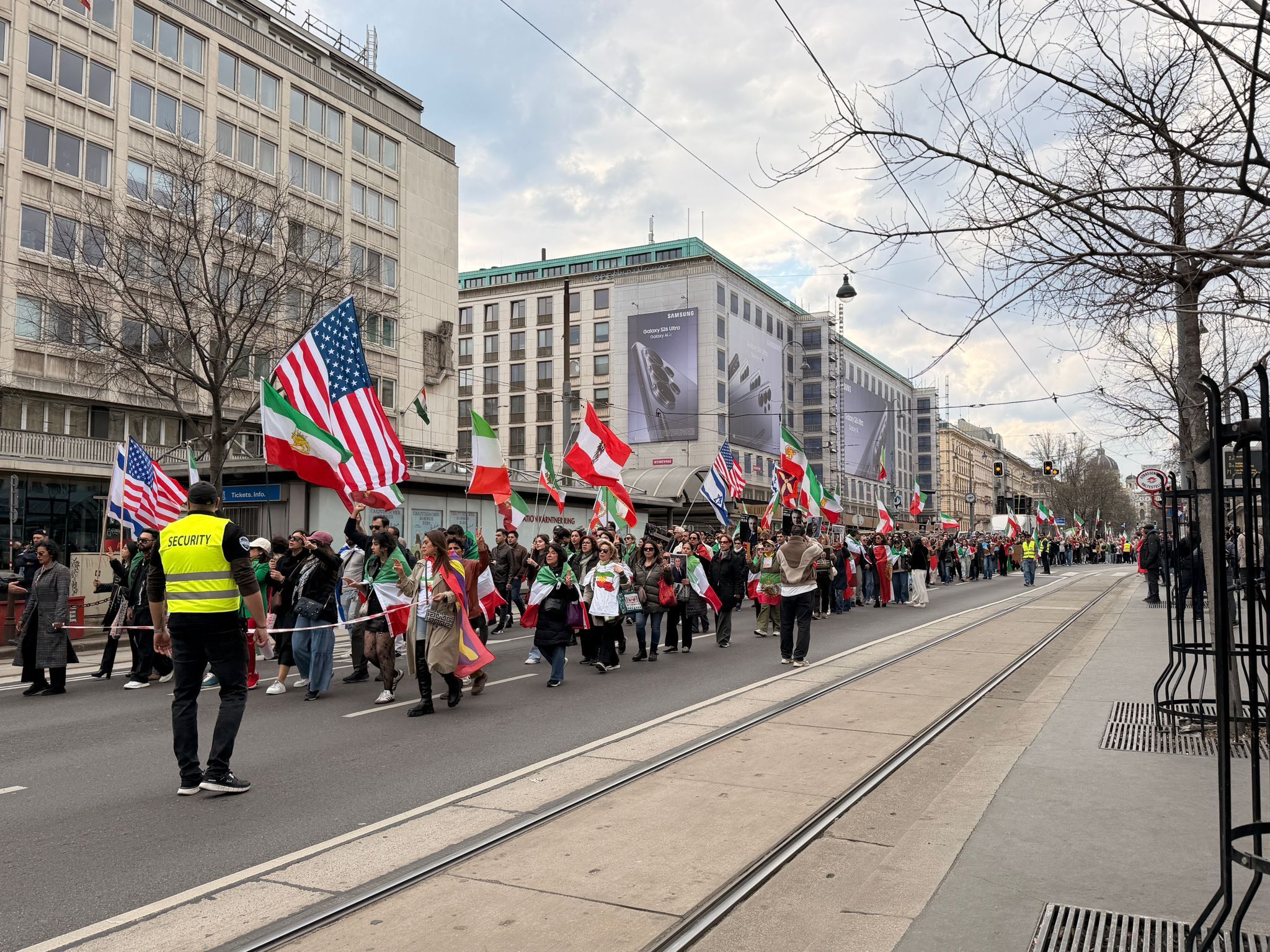Heute.at - Mullahs müssen weg! Iran-Demo legt Wiener Ring lahm