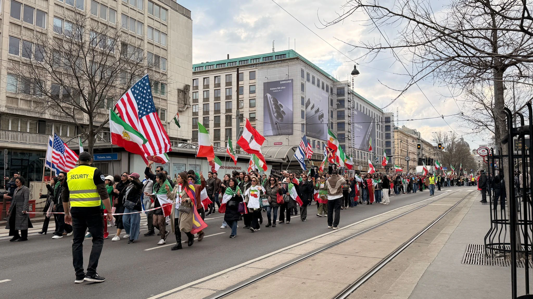 Heute.at - Mullahs müssen weg! Iran-Demo legt Wiener Ring lahm