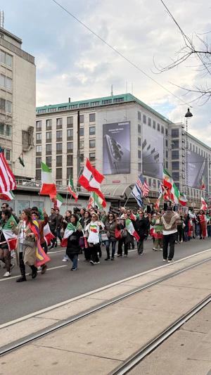 Iran-Demo in Wien: Protest gegen Menschenrechtsverletzungen legt Ringstraße lahm. Staus und Sperren sorgen für Verkehrsbehinderungen am Samstag.