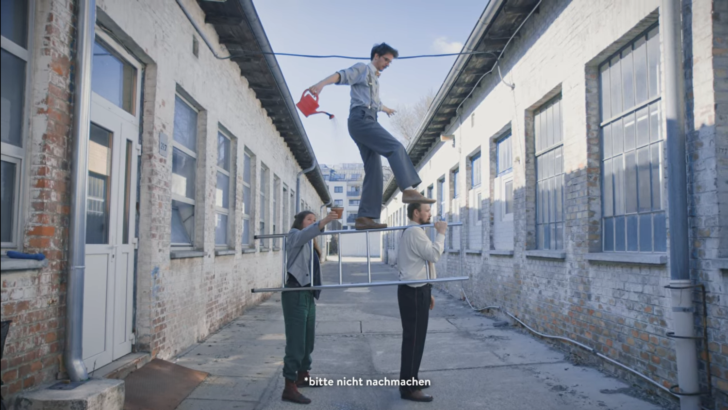 Zirkusartisten zeigen, wie man es nicht im Haushalt machen soll