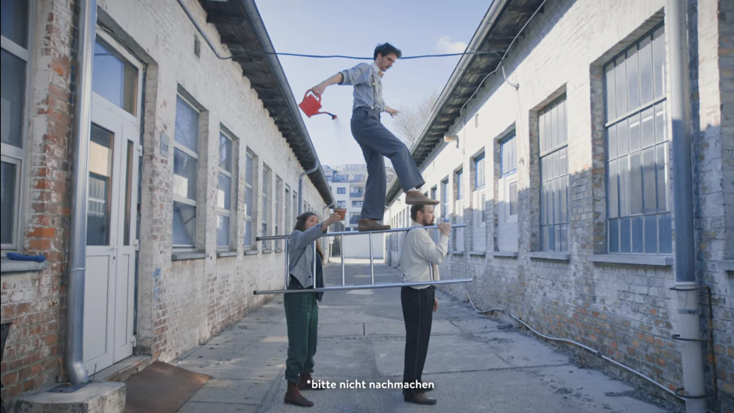 Zirkusartisten zeigen, wie man es nicht im Haushalt machen soll