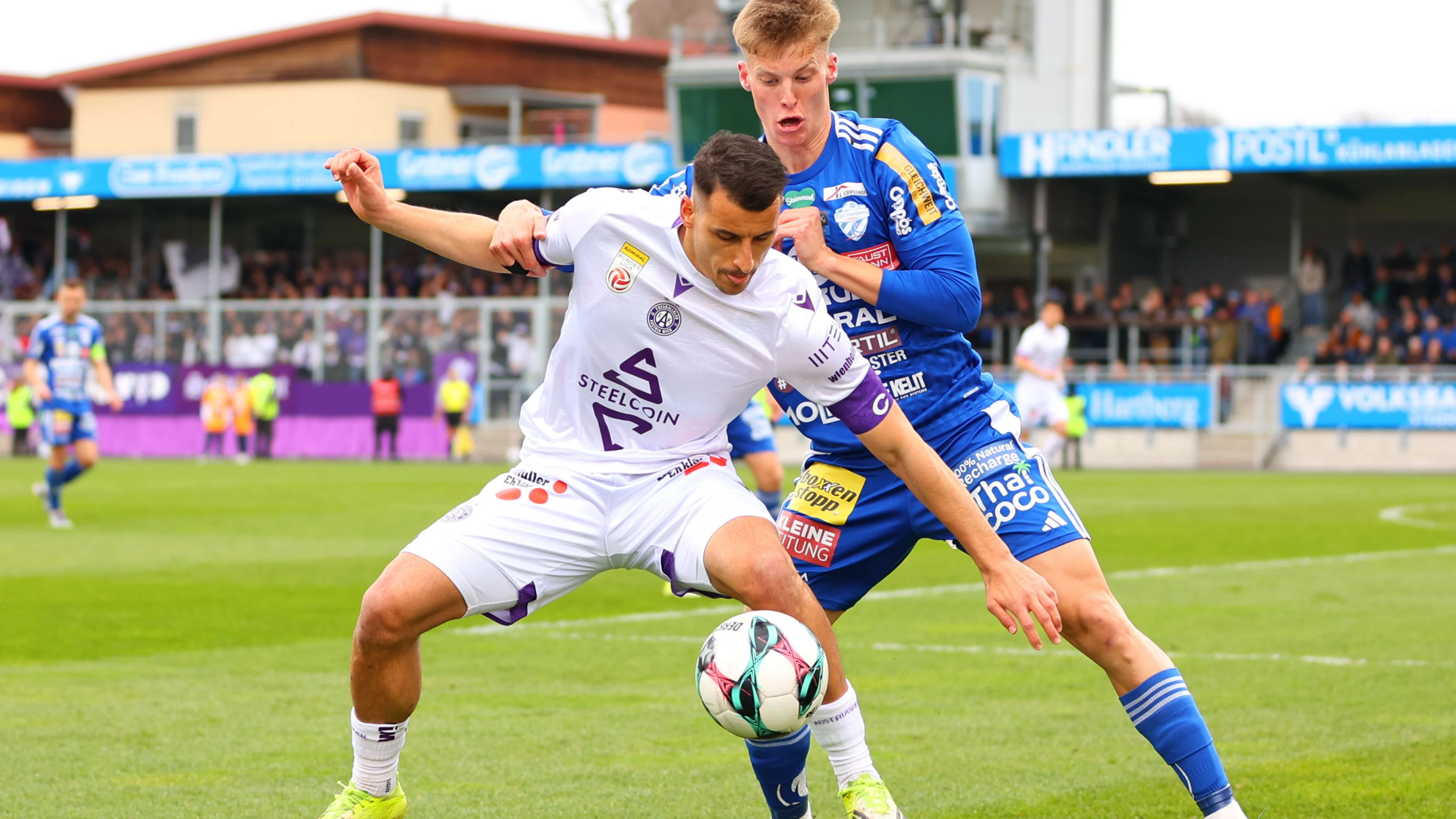 Manfred Fischer und Dominic Vincze im Zweikampf.