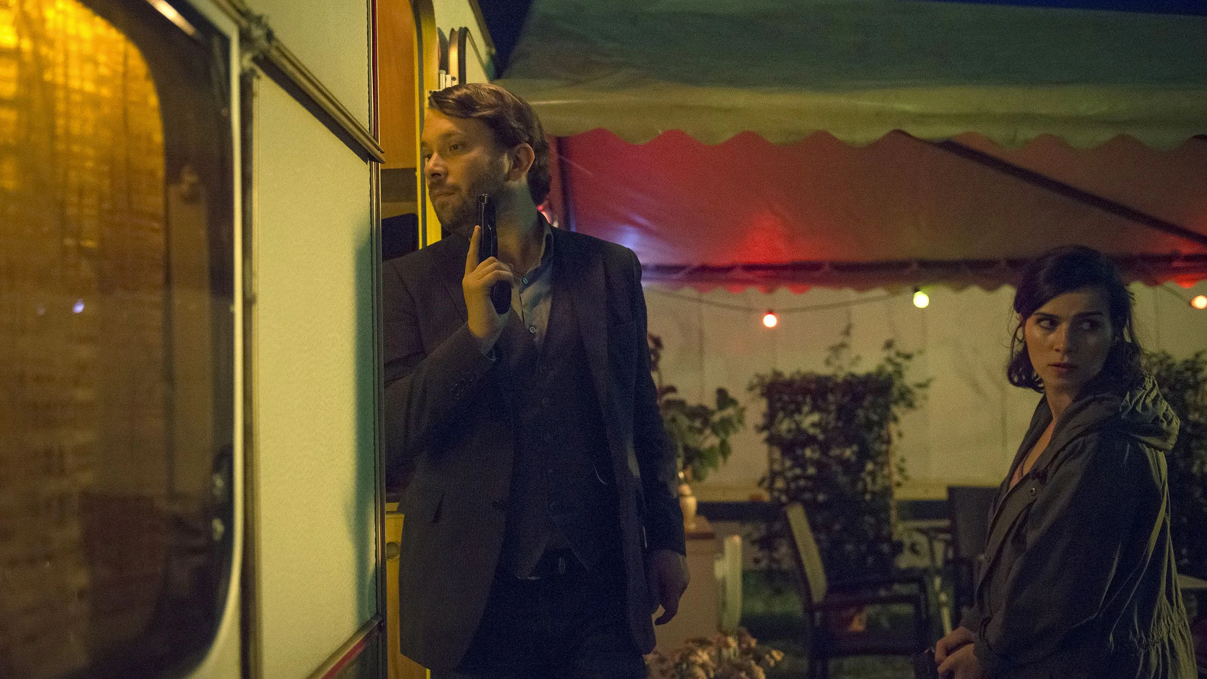 MDR FERNSEHEN TATORT: DER IRRE IWAN, am Mittwoch (07.05.25) um 22:10 Uhr. Lessing (Christian Ulmen) und Kira Dorn (Nora Tschirner) suchen in der Wagenburg auf dem Rummel nach dem Täter. © MDR/Wiedemann & Berg Television/Anke Neugebauer, honorarfrei - Verwendung gemäß der AGB im engen inhaltlichen, redaktionellen Zusammenhang mit genannter MDR-Sendung bei Nennung "Bild: MDR/Wiedemann & Berg Television/Anke Neugebauer" (S2). MDR/HA Kommunikation, 04360 Leipzig, Tel: (0341) 300 6477 oder - 6463