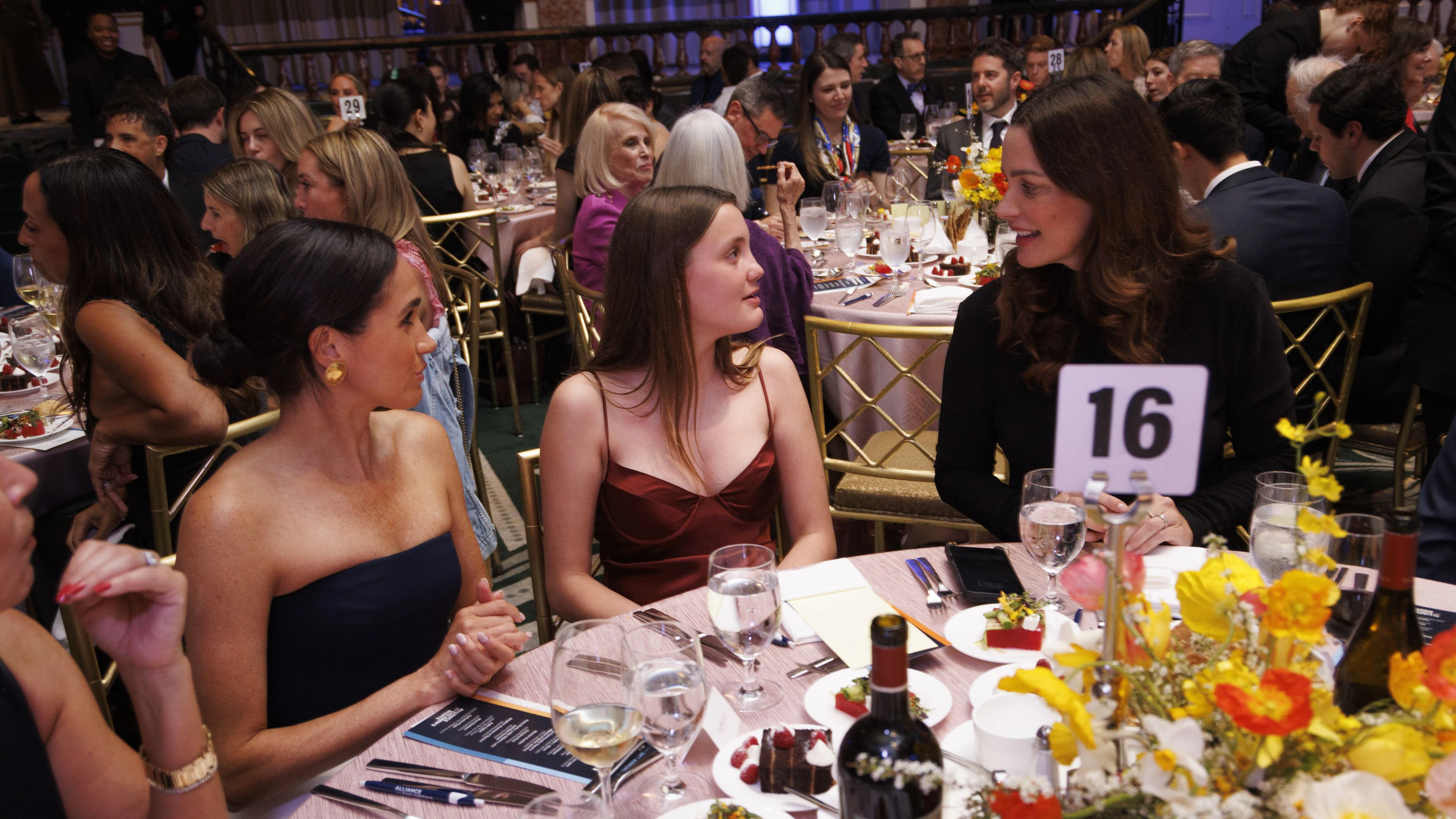 Meghan zeigt sich bei der "Champions for Children"-Gala mit weniger Schmuck als gewohnt.