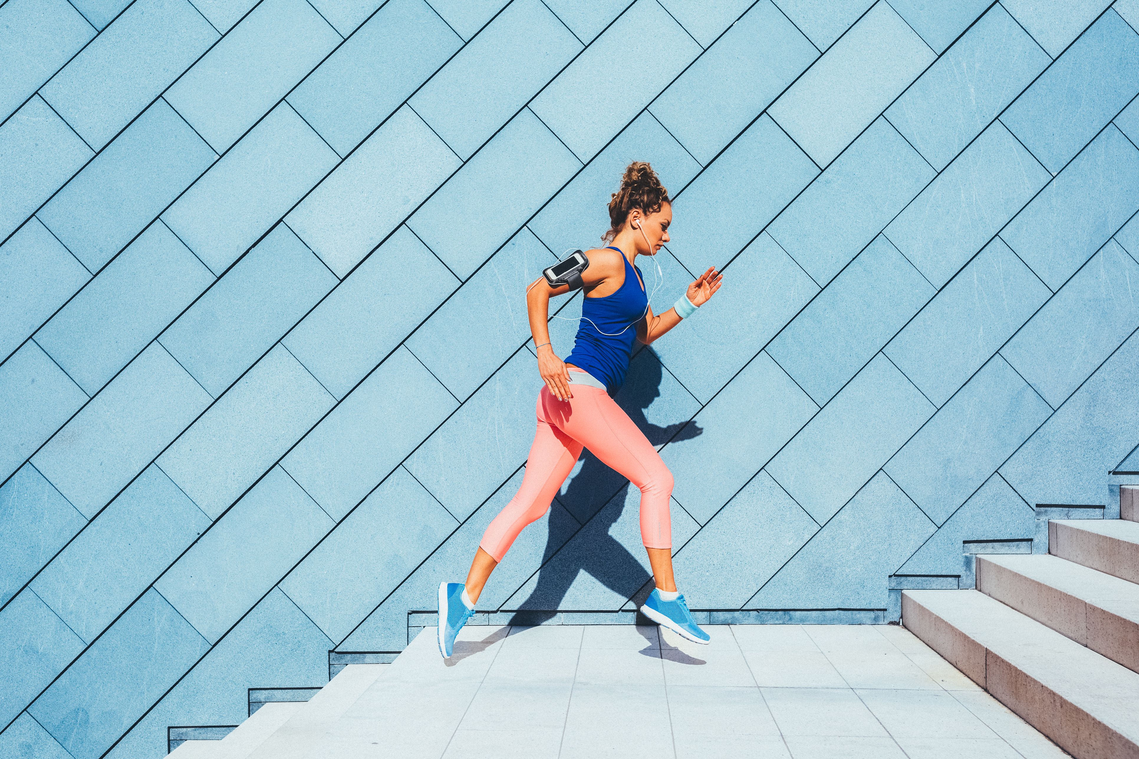 Das Wichtigste beim Joggen sind gute Laufschuhe: Sie schützen deine Gelenke und können Verletzungen vorbeugen.