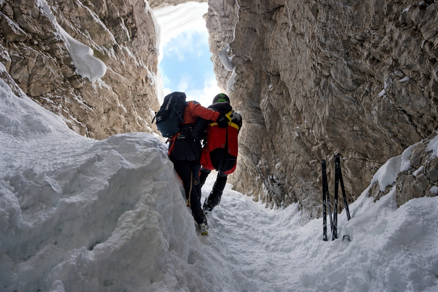 Der Pensionist wurde von der Bergrettung Leogang aus der Doline gerettet.