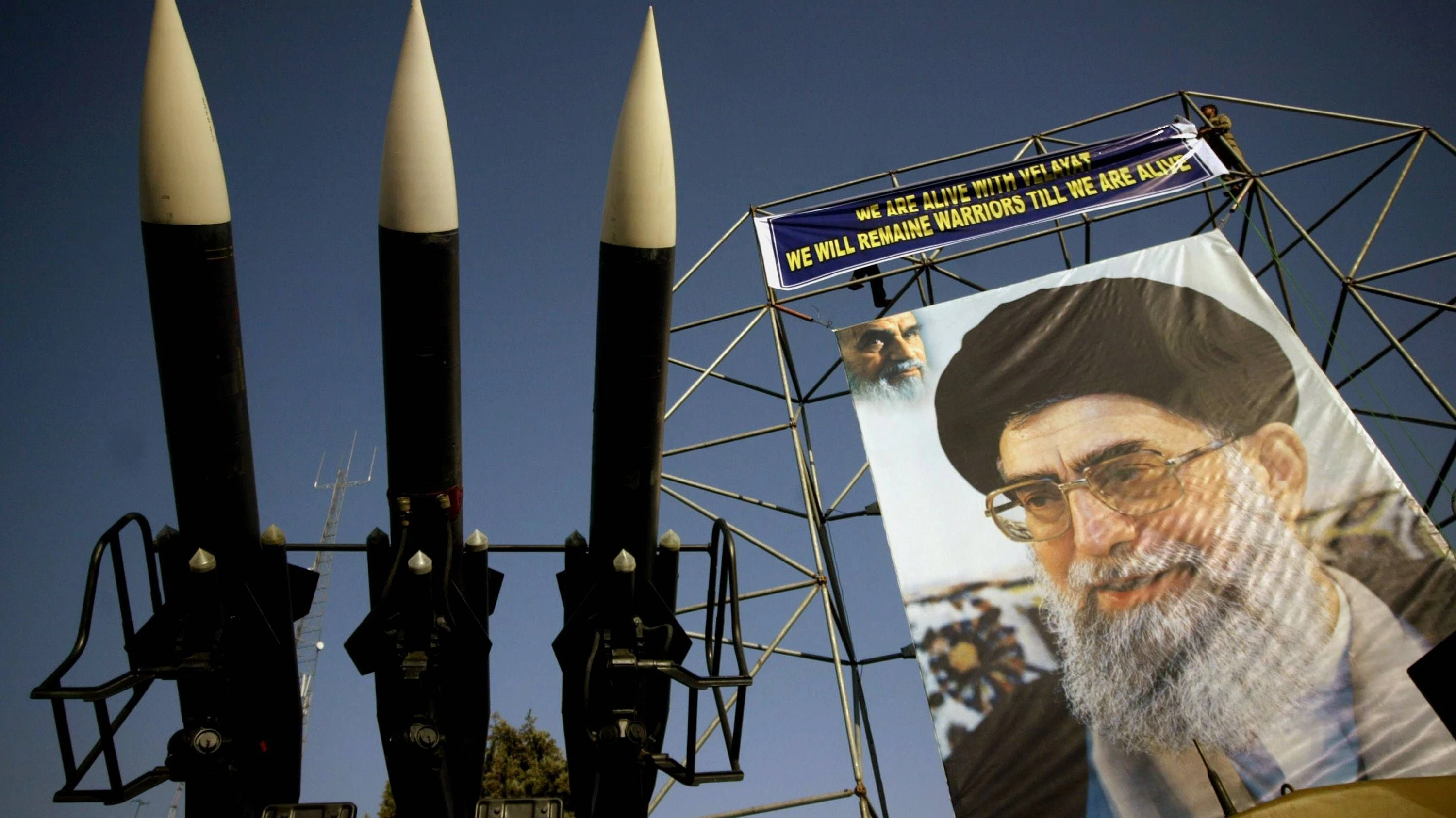 Drei Flugabwehrraketen vom Typ SAM 6 neben einem Riesenposter von Ayatollah Ali Khamenei IRI in Teheran - PUBLICATIONxINxGERxSUIxAUTxHUNxONLY IRN2006092501