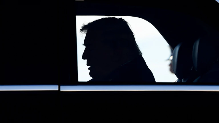 Das Ultimatum macht Pause. Donald Trump räumte dem Iran fünf weitere Tage Zeit ein, die Straße von Hormus freizugeben. Es gäbe Gespräche, sagt der US-Präsident, der Iran weiß offiziell nichts davon. Wie der Krieg, der die Weltwirtschaft vernichtet, nun weitergeht.