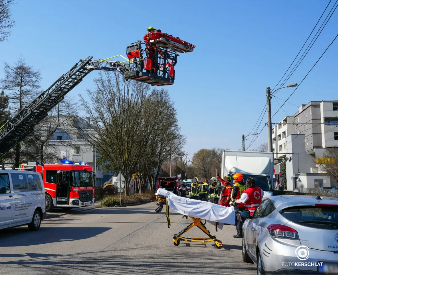 Die Feuerwehr barg den Mann per Leiter vom Gerüst.