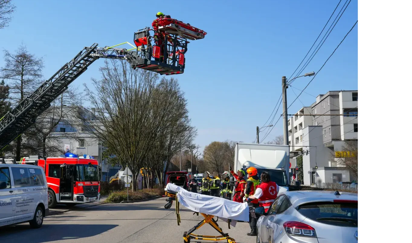 Die Feuerwehr barg den Mann per Leiter vom Gerüst.