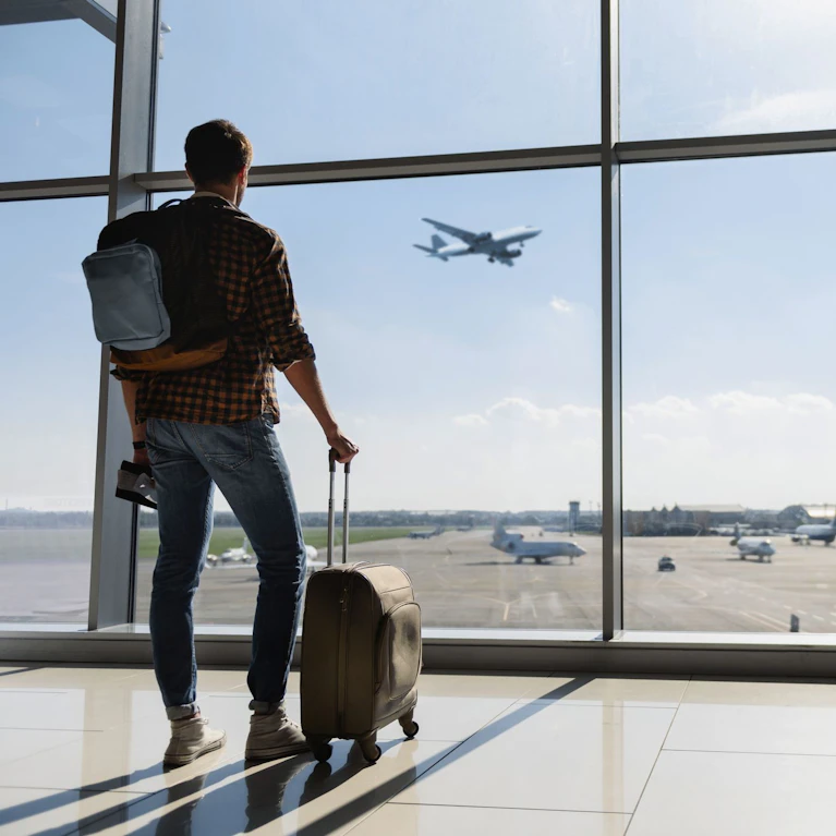 Der Ölpreis hebt ungebremst ab. Flüge nach Fernost kosten plötzlich viermal so viel wie bisher, Kreuzfahrtschiffe hängen in der Straße von Hormus fest. Was das für die Urlaubsplanung bedeutet – und wie Sie am besten mit der Situation umgehen.