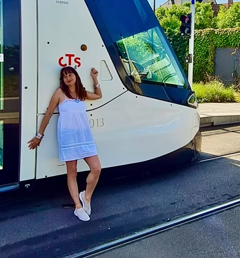 Die Französin Sandra führt eine kuriose Beziehung mit einer Straßenbahn – und einem Partner.