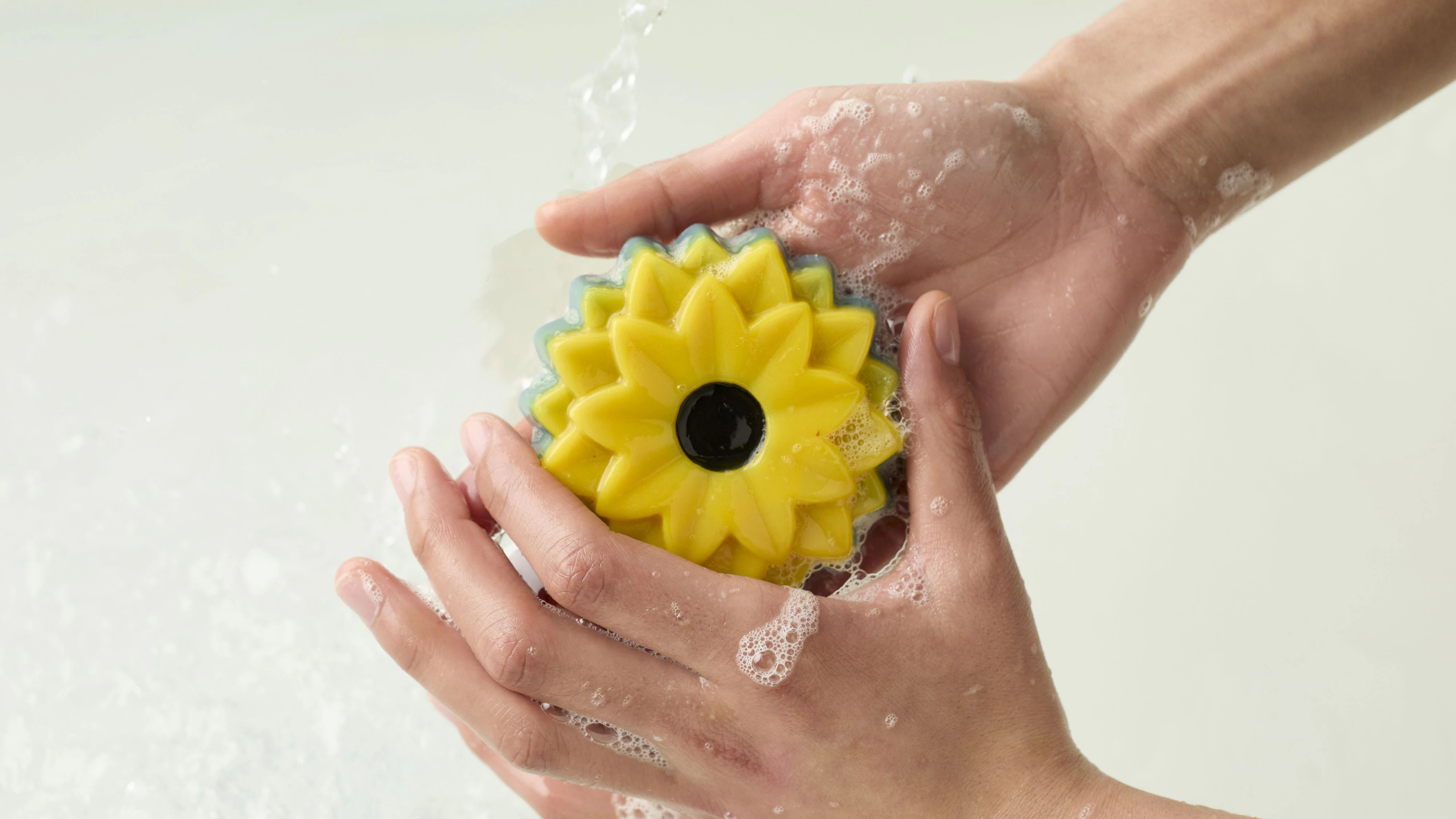 Die Sonnenblume ist die nationale Blume der Ukraine. Symbolisch in dieser Form gehalten, ist auch die Seife, die kriegsgeschädigten Kindern des Landes helfen soll. 