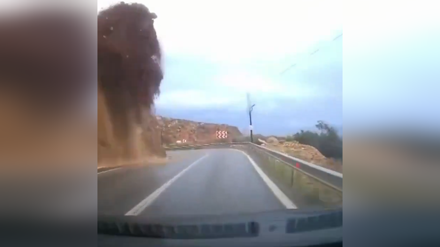 Ein Video aus einer Dashcam zeigt den Felssturz. 