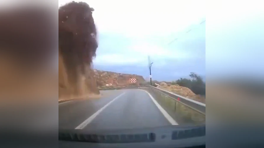 Heute.at - Video! Dashcam filmt Felssturz auf fahrendes Auto