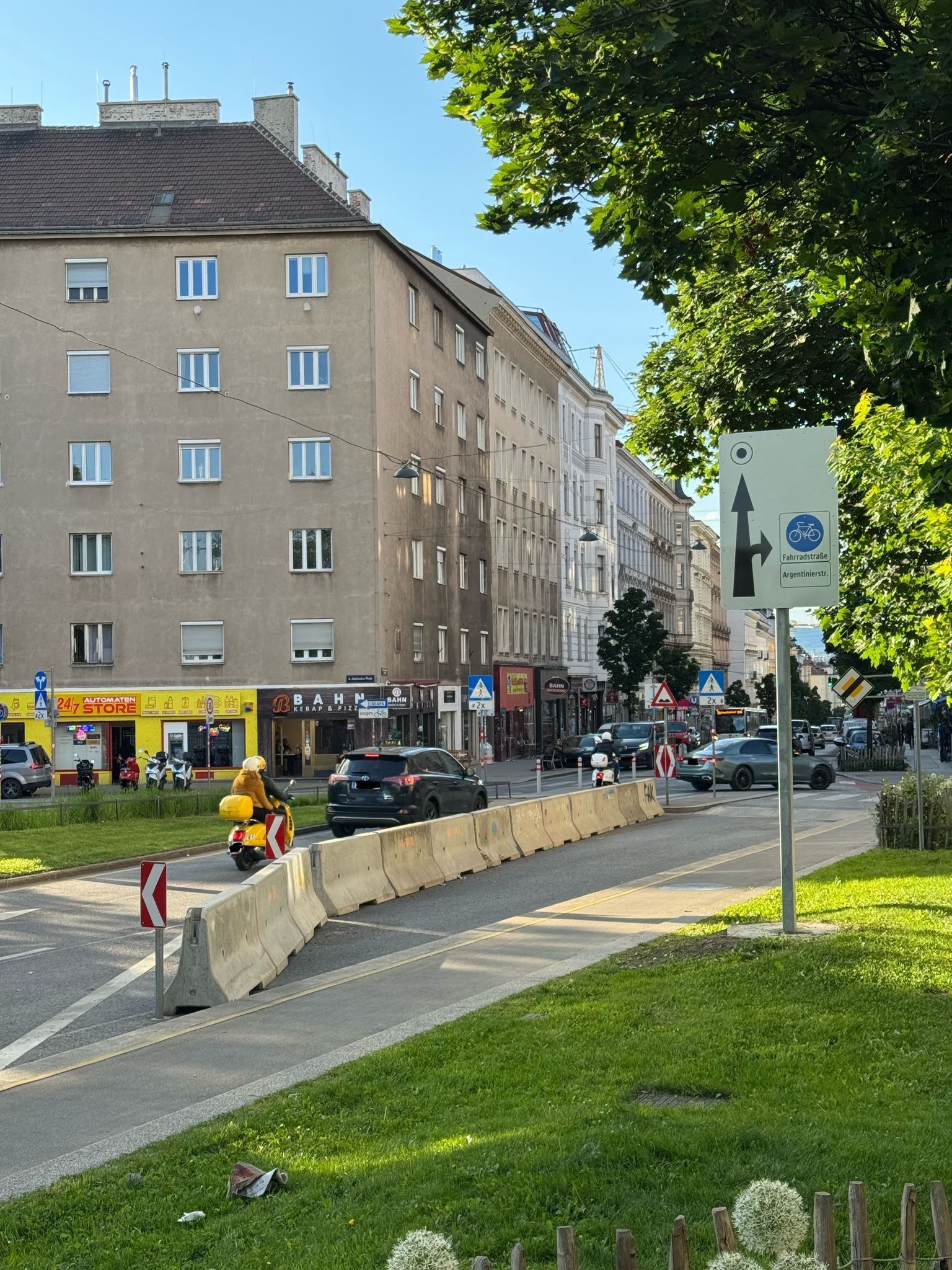 Dieser Beton-Poller bei der Kreuzung Favoritenstraße und Südtiroler Platz sorgt laut FPÖ für Staus. Am Mittwoch wird dagegen demonstriert.