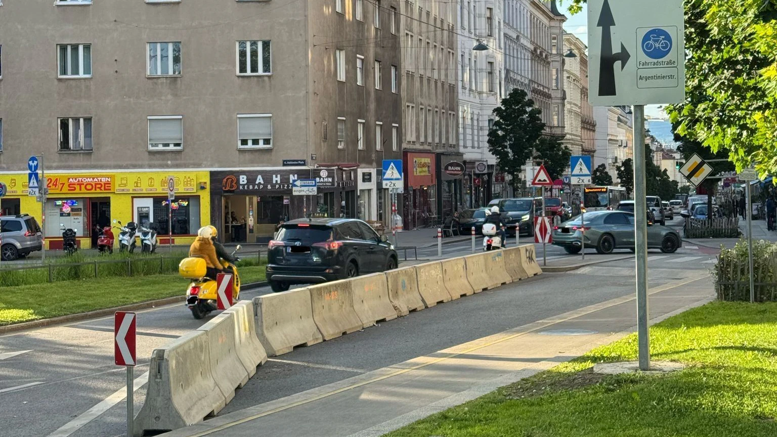 Dieser Beton-Poller sorgt laut FPÖ für Staus. Am Mittwoch wird dagegen demonstriert.
