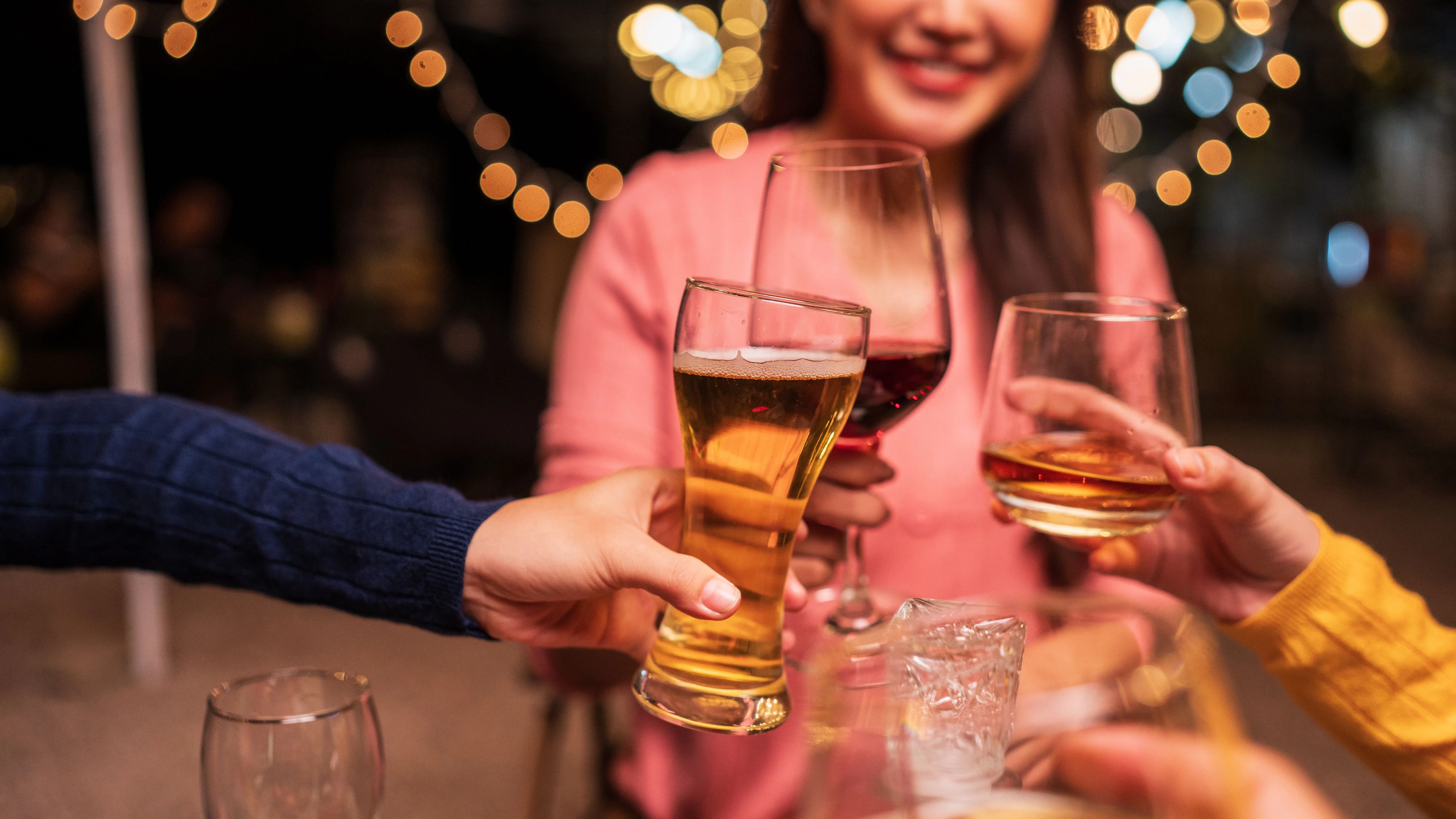 Ganz ohne Risiko ist kein Alkohol – doch Forscher sehen klare Unterschiede zwischen den Getränken.