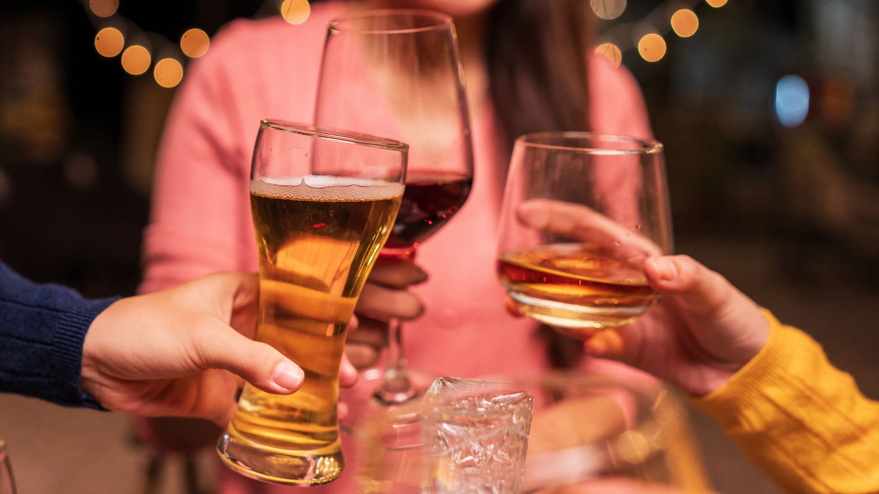 Ganz ohne Risiko ist kein Alkohol – doch Forscher sehen klare Unterschiede zwischen den Getränken.