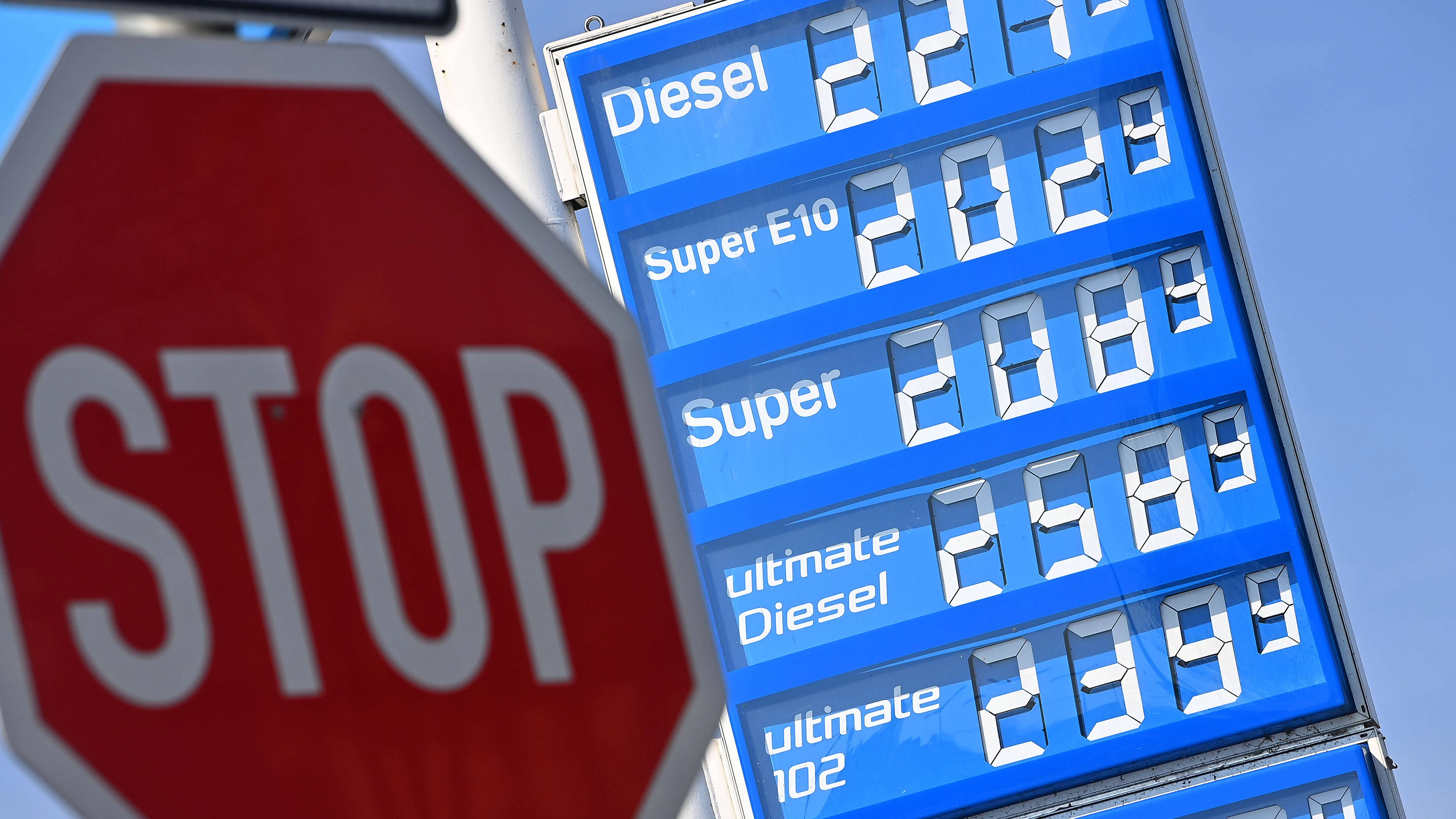 Die Spritpreise schnellen in die Höhe. (Symbolbild)