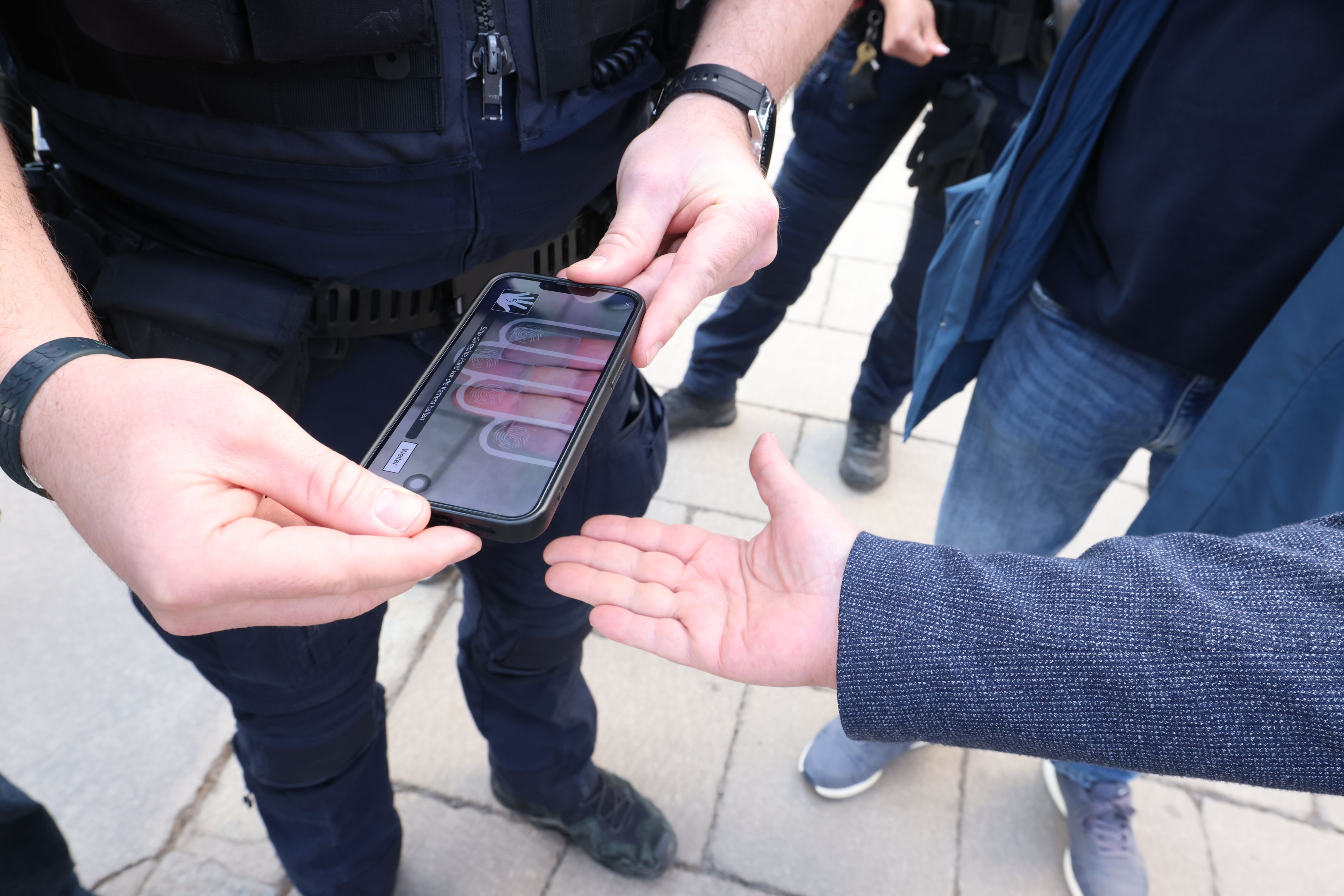 Fingerabdrücke können ganz einfach durch ein Smartphone eingescannt und mit vorhandenen Datenbanken abgeglichen werden.