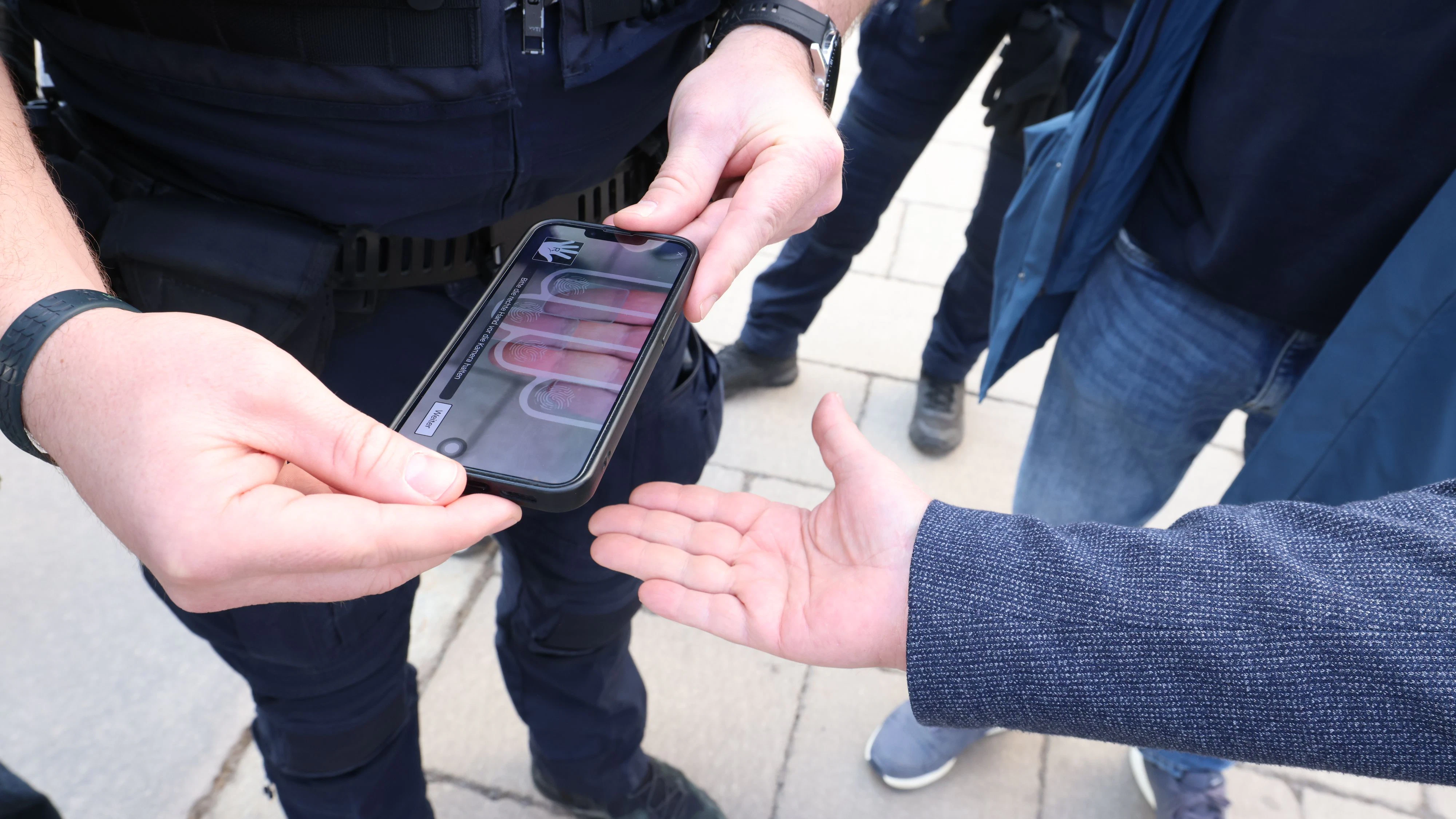 Fingerabdrücke können ganz einfach durch ein Smartphone eingescannt und mit vorhandenen Datenbanken abgeglichen werden.