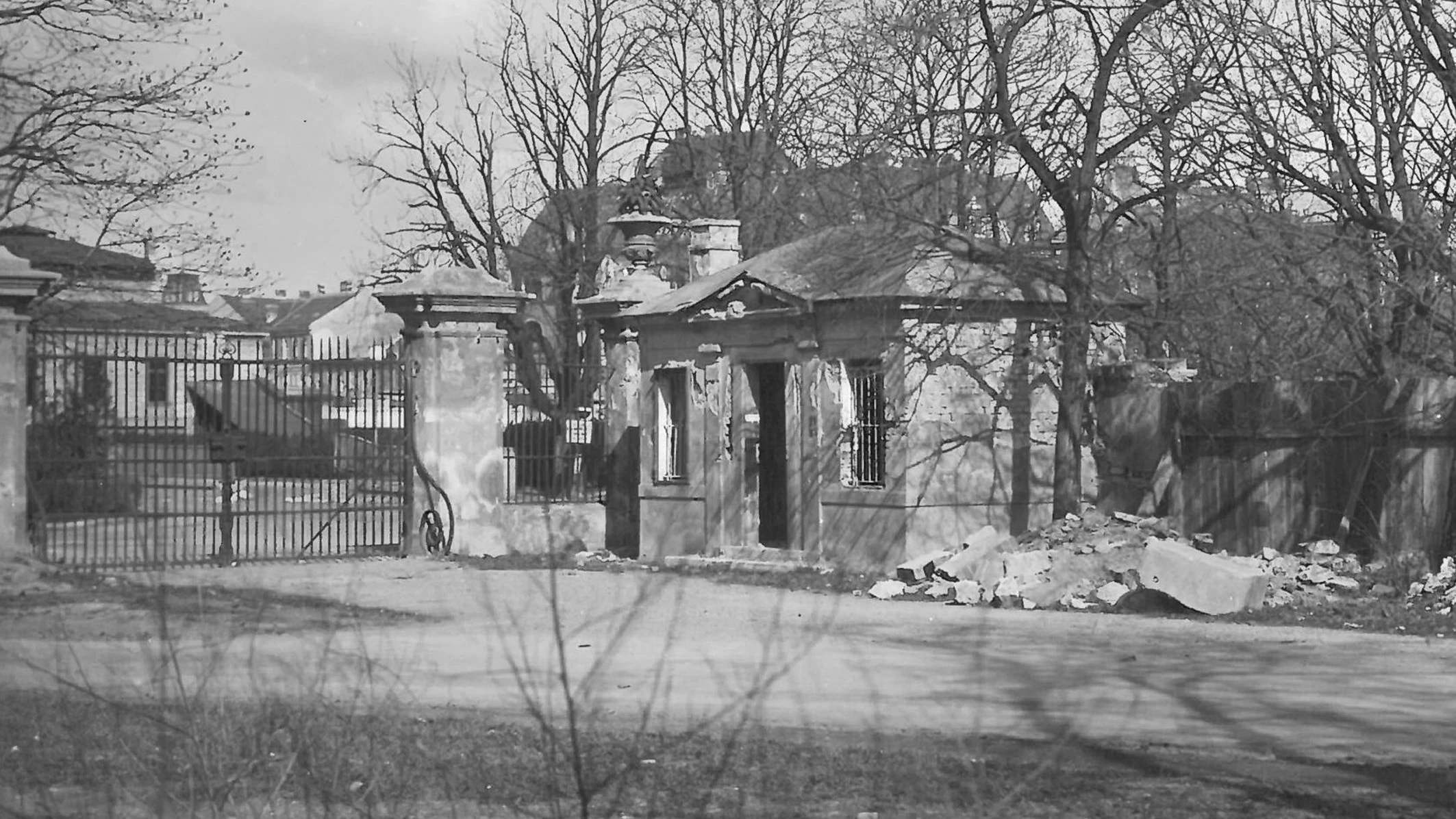 Schon früher gab es das sogenannte "Engelstor" mit Portierhäuschen. Dieses Foto stammt vermutlich aus dem Jahr 1945.