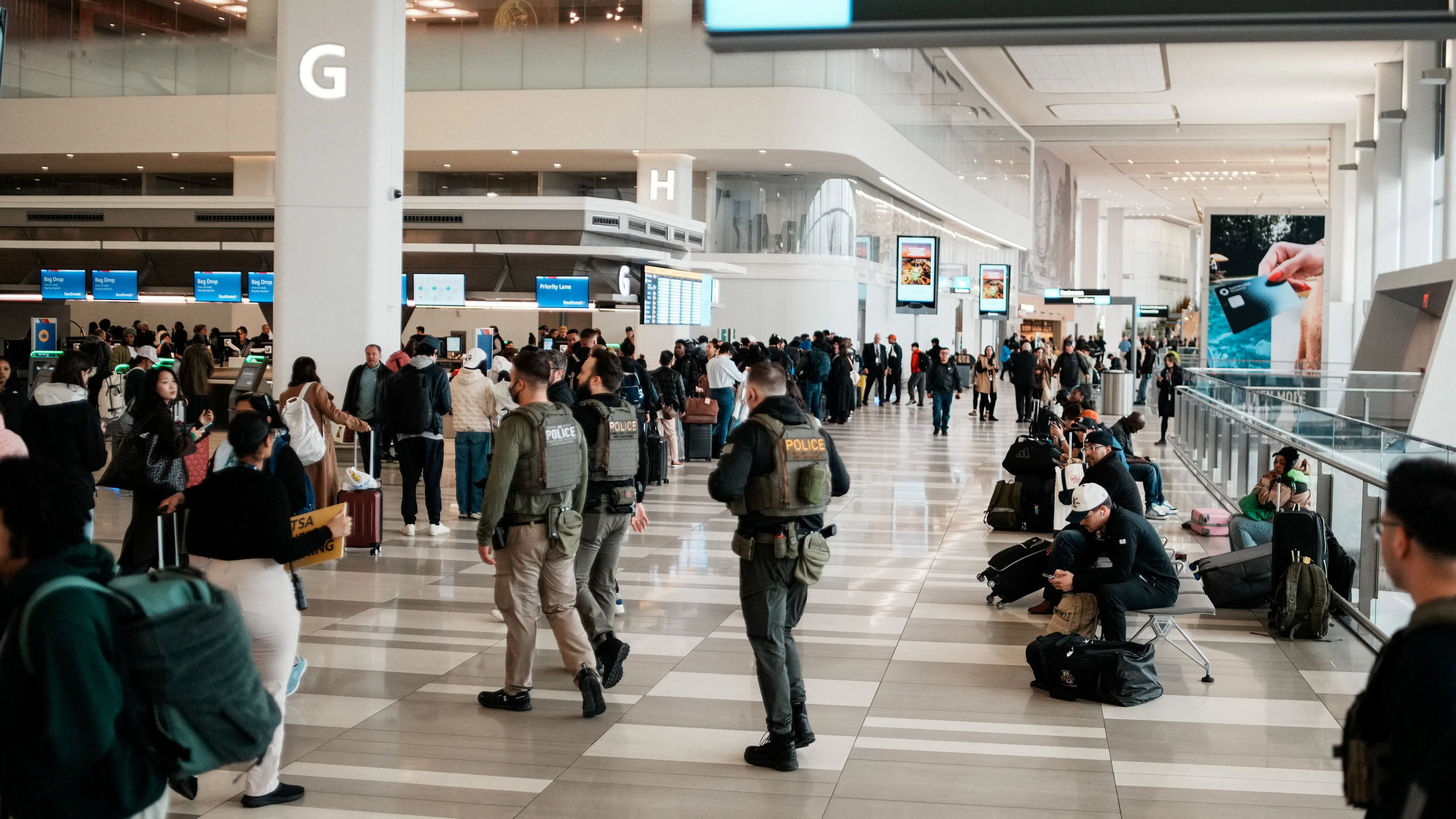 Laut AFP-Reportern patrouillierten ICE-Kräfte zum Beispiel am Flughafen John F. Kennedy in New York und in Newark im Bundesstaat New Jersey.