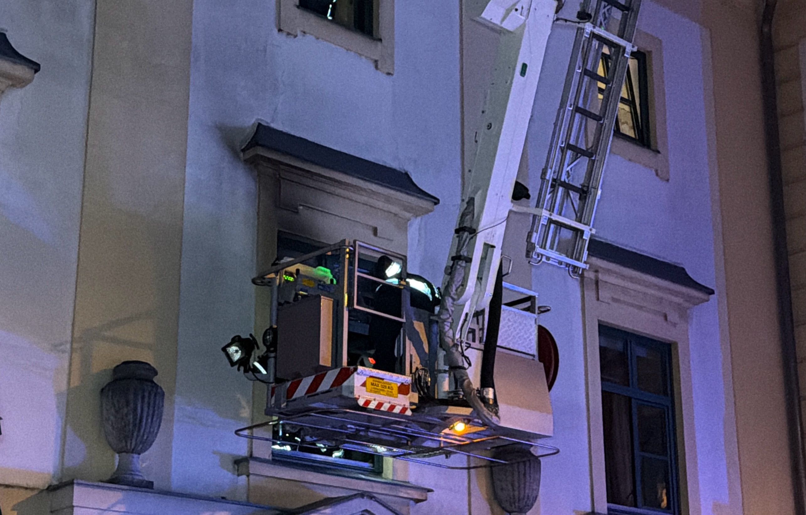 Eine verletzte Person wurde in ein Klinikum gebracht.