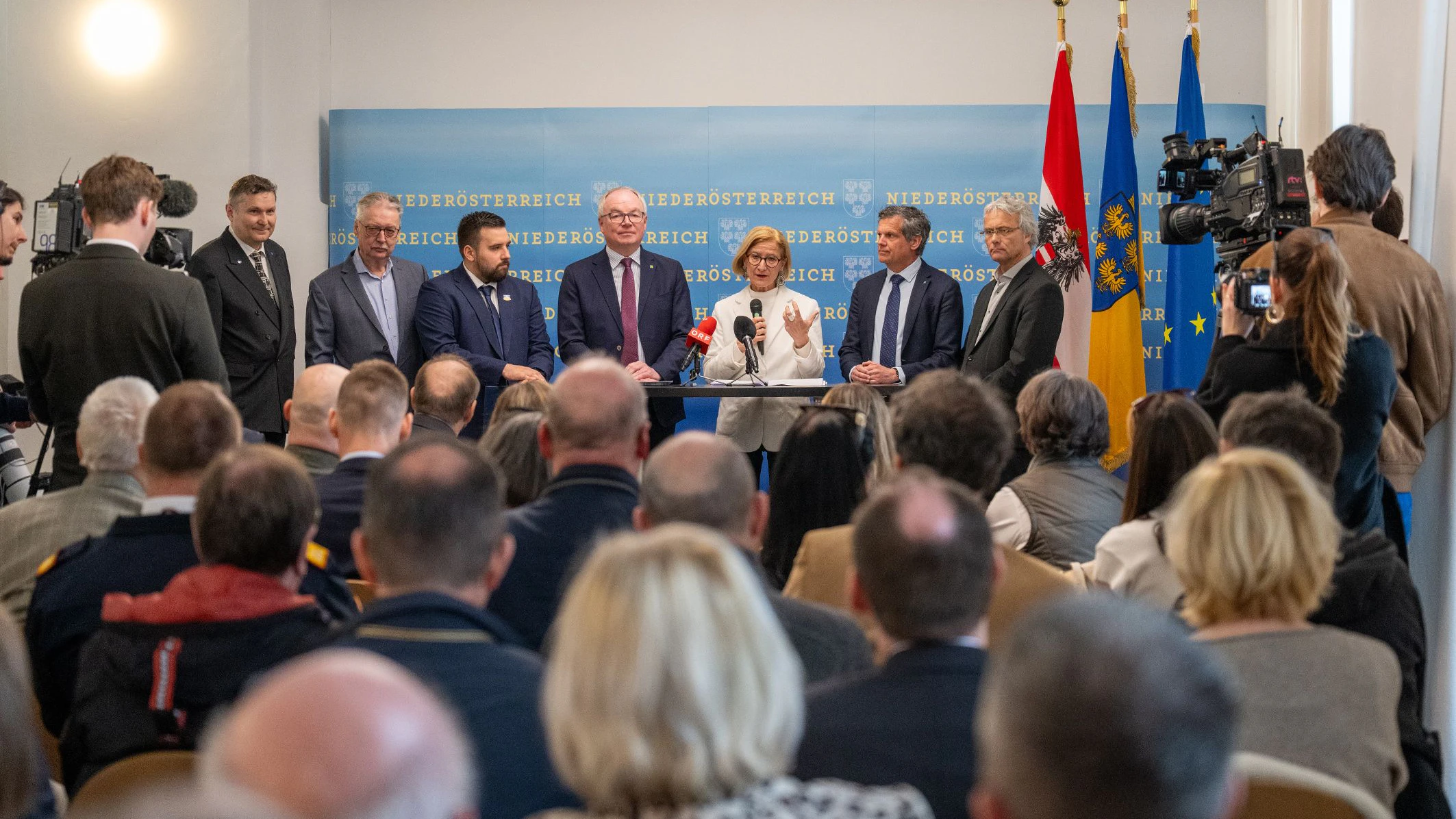 Bei der Pressekonferenz (v.l.n.r.): Professor Franz Renz, Projektentwickler Eduard Halmschlager, Bürgermeister Johannes Gumprecht, LH-Stellvertreter Stephan Pernkopf, Landeshauptfrau Johanna Mikl-Leitner, TU Wien-Rektor Jens Schneider und University of Applied Sciences St. Pölten-Geschäftsführer Hannes Raffaseder