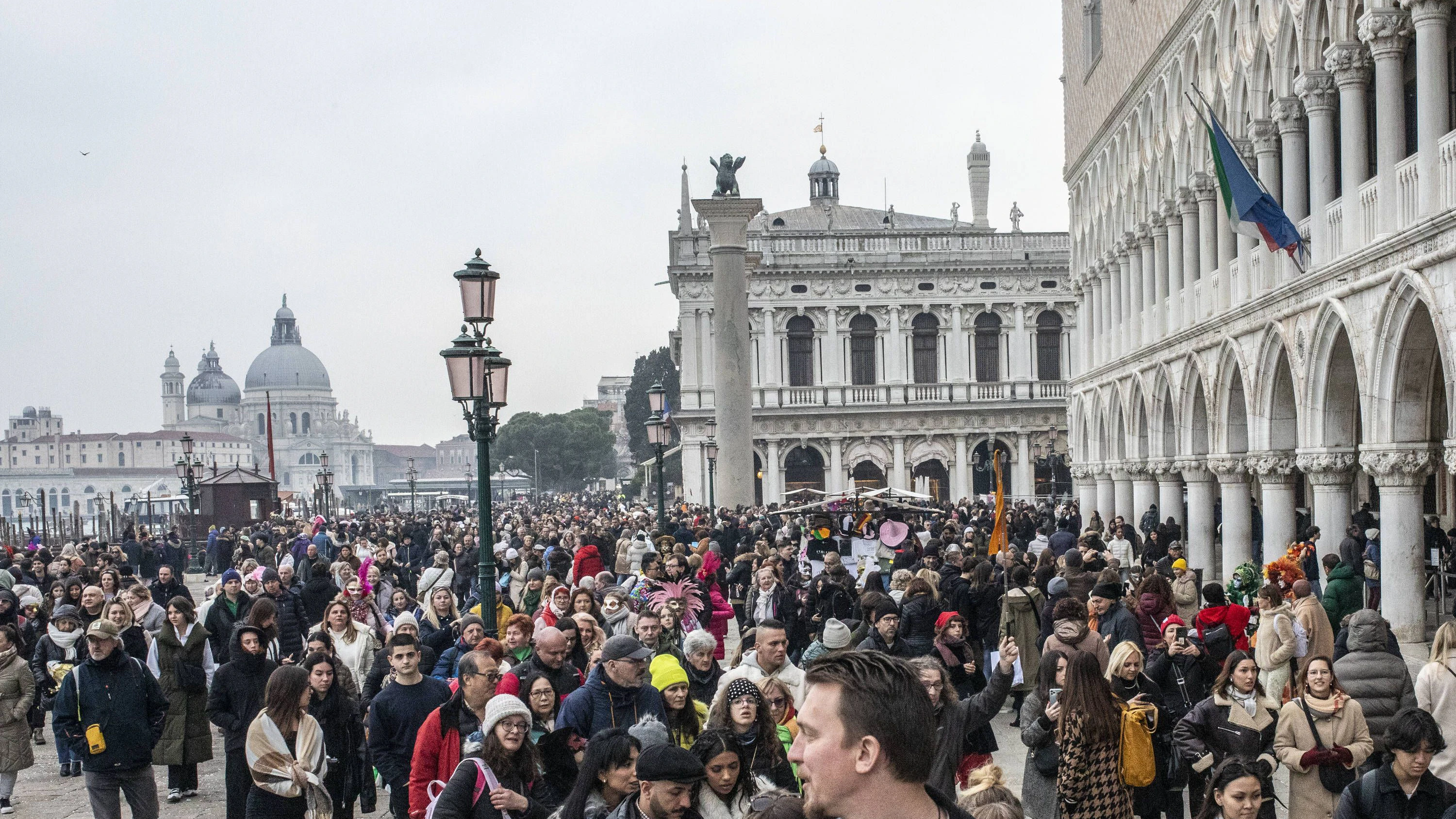 Demonstration at Venice Carnival in support of Kyiv VENICE, ITALY - FEBRUARY 23: Demonstration is held at Ponte degli Scalzi, waving Ukrainian flags in support of Kyiv, amid the vibrant costumes of the Venice Carnival, in Venice, Italy on February 23, 2025. Italy World. Editorial use only. Please get in touch for any other usage. PUBLICATIONxNOTxINxTURxUSAxCANxUKxJPNxITAxFRAxAUSxESPxBELxKORxRSAxHKGxNZL Copyright: x2025xAnadoluxGianxMarcoxBenedettox