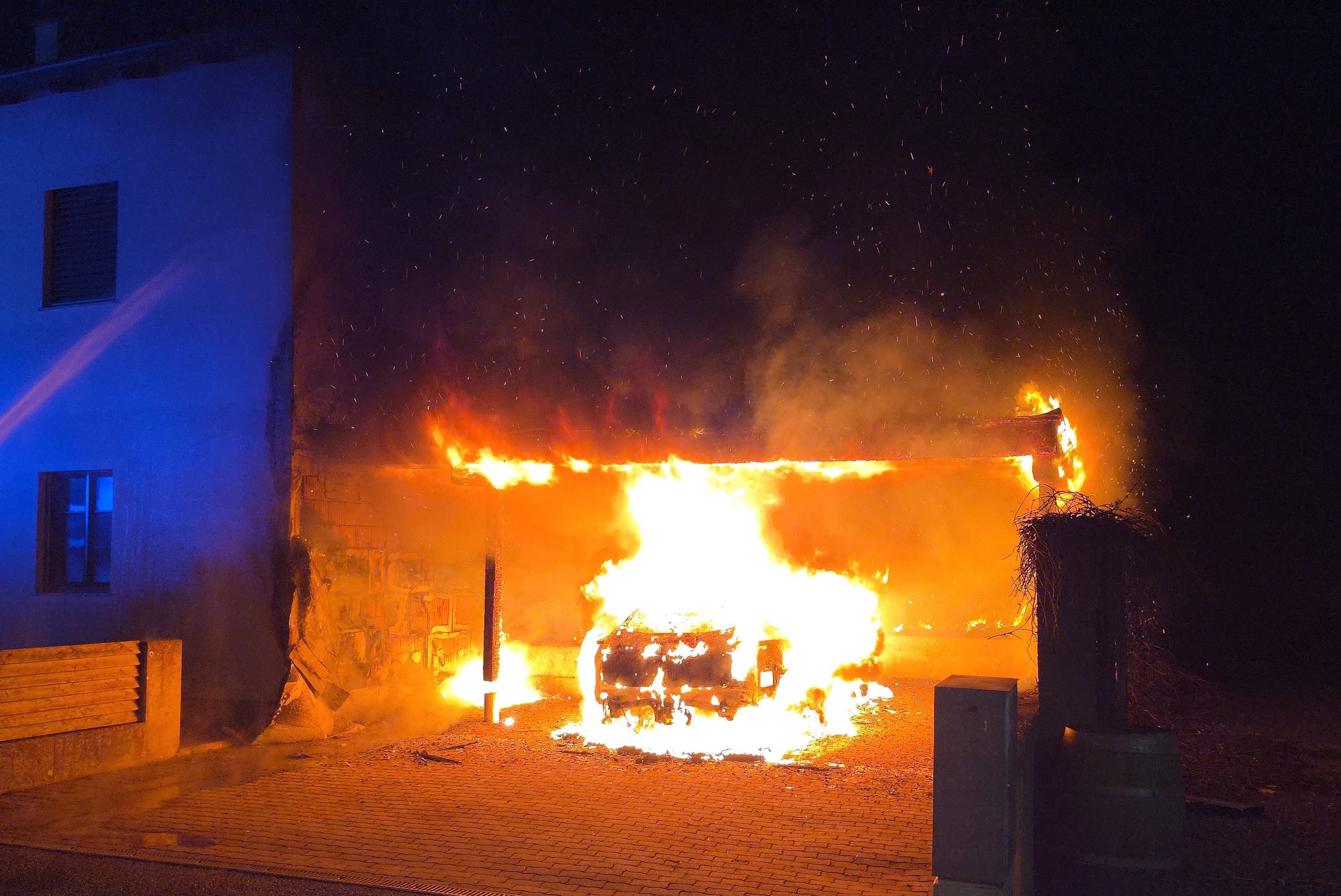 Elektroauto ging in Wieselburg in Flammen auf
