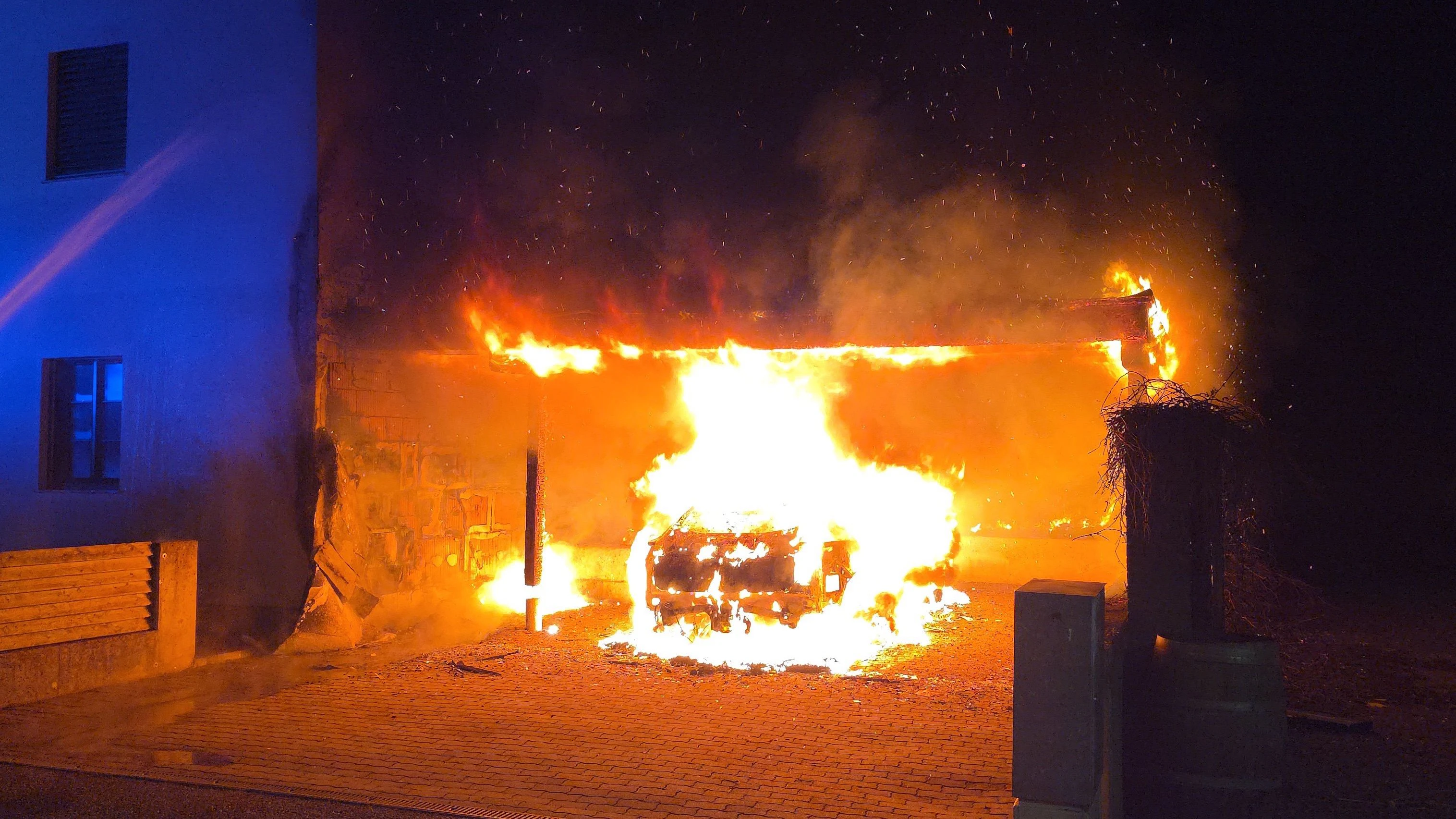 Elektroauto ging in Wieselburg in Flammen auf