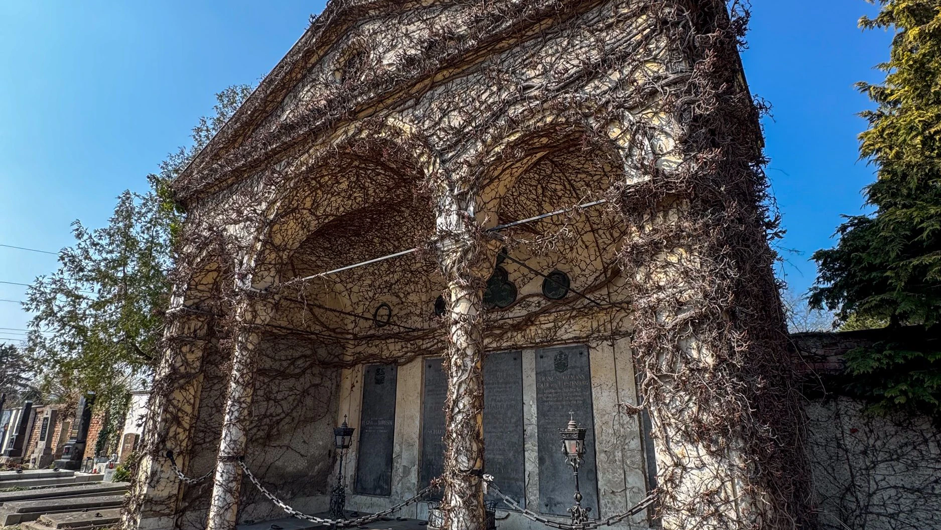 Auf dem Korneuburger Friedhof sollen 13 Gruften geöffnet und beschädigt worden sein.