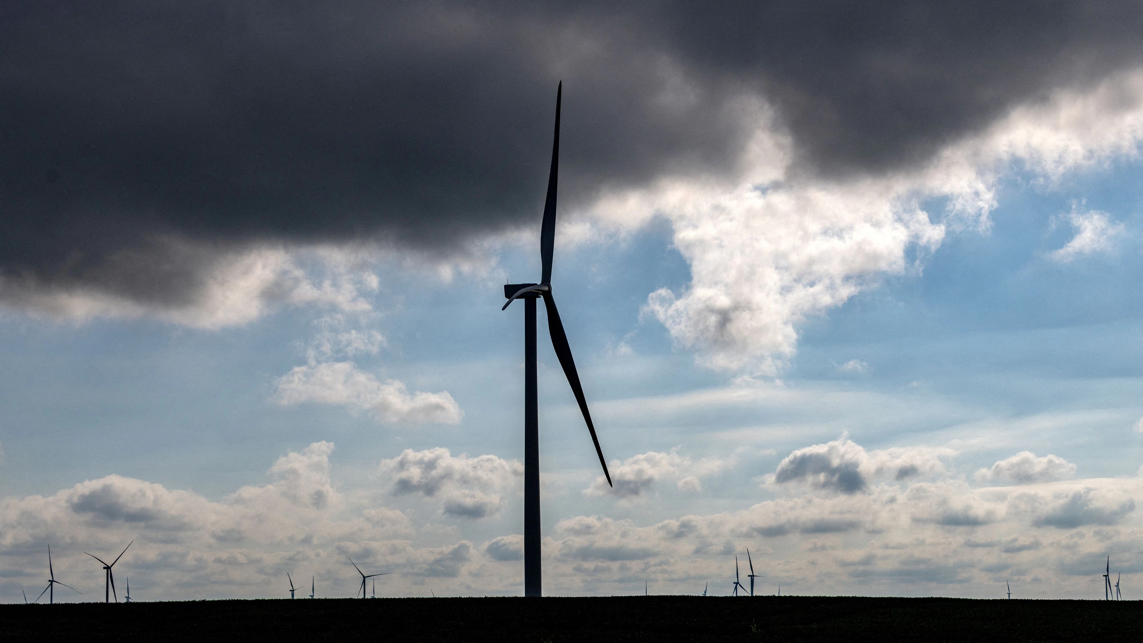 Die ursprünglich vorgesehenen Investments von 928 Millionen Dollar, also mehr als 800 Millionen Euro, für zwei Offshore-Windparks werden jetzt in Erdgasprojekte gesteckt.