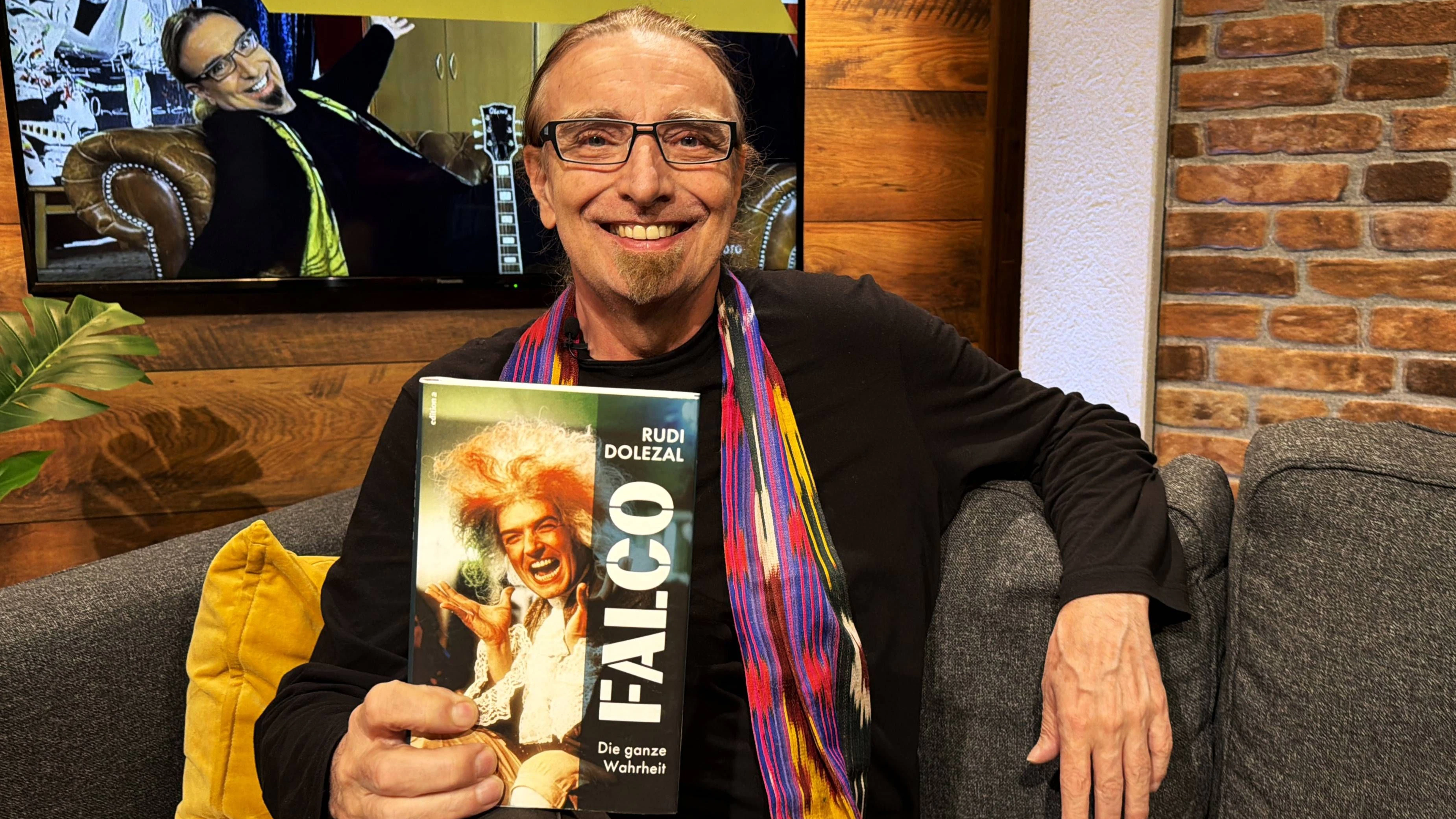 Rudi Dolezal bei der Buch-Vorstellung Falco, die ganze Wahrheit, im Sendestudio von rfo TV in Rosenheim *** Rudi Dolezal at the book presentation Falco, the whole truth, in the broadcasting studio of rfo TV in Rosenheim