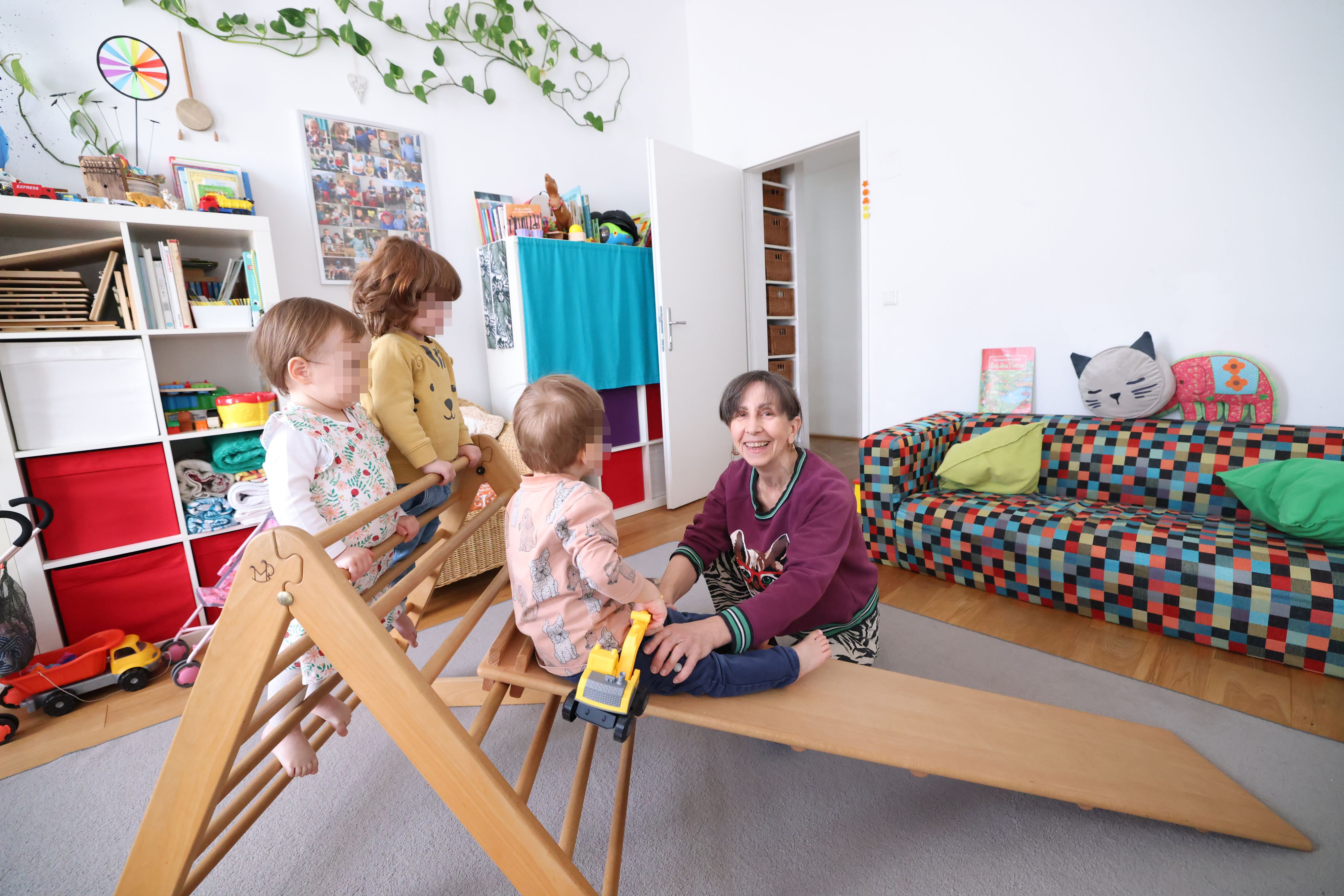 Tagesmutter Melitta Barth liebt ihren Job – auch wenn sie schon längst in Pension gehen könnte.