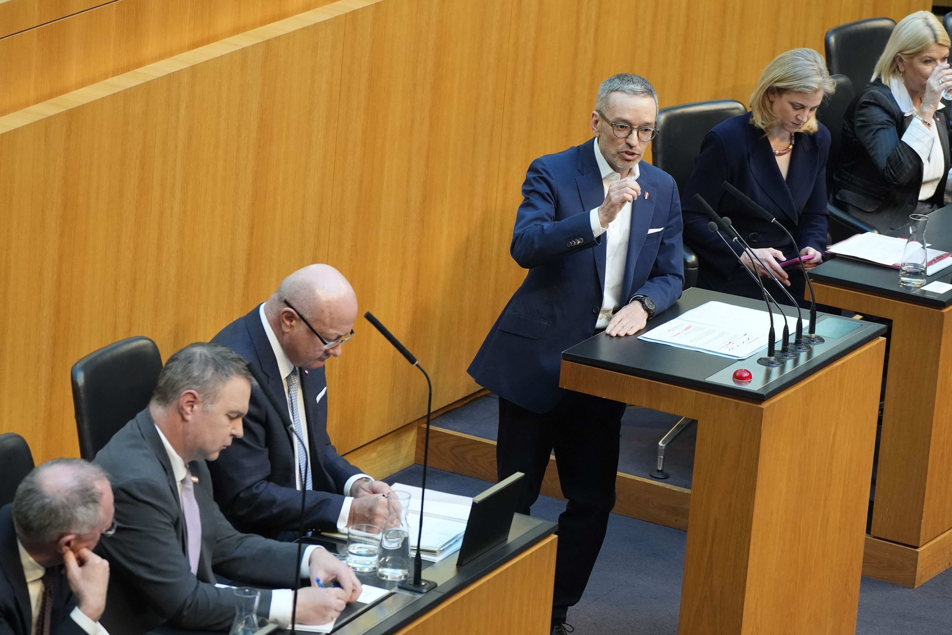 FPÖ-Chef Herbert Kickl nahm die geplante Spritpreissenkung der Regierung auseinander: 