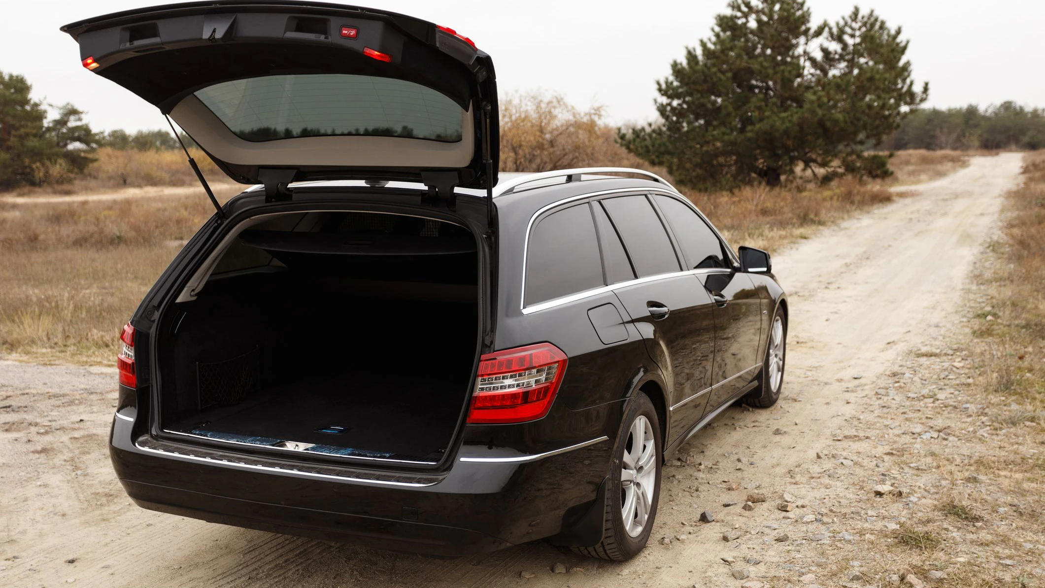 Der Mann wurde Zeugenaussagen zufolge in den Kofferraum des Fahrzeugs gedrängt. Symbolbild. 