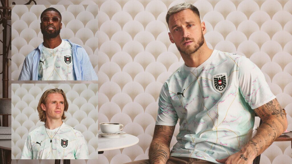 Marko Arnautovic trinkt Kaffee im neuen Trikot.