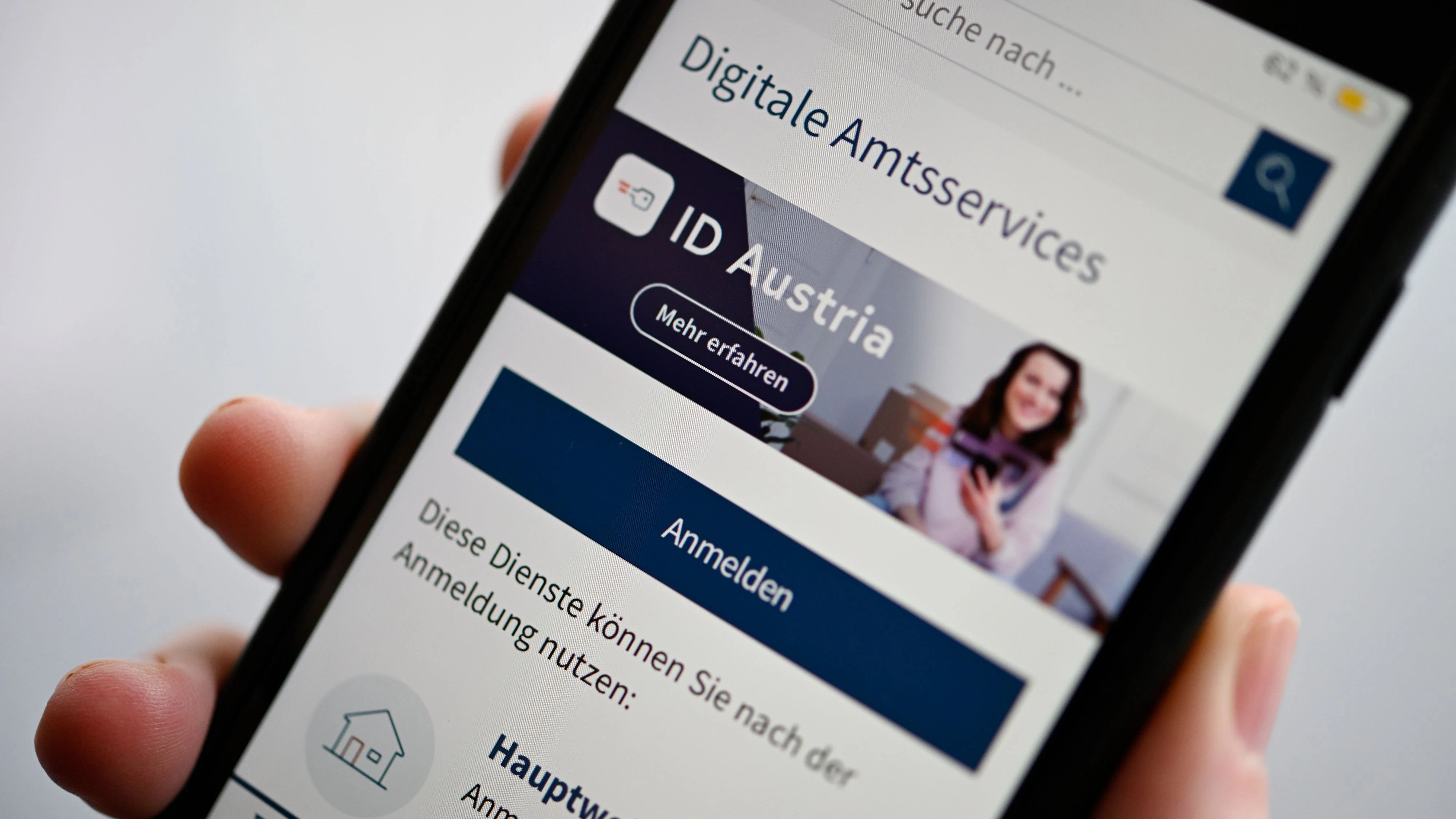 ABD0028_20231121 - WIEN - ÖSTERREICH: ++ THEMENBILD ++ ZU APA0115 VOM 21.11.2023 - Illustration zum Thema "ID-Austria". Die ID-Austria, mit der etwa Amtswege online erledigt werden können, ersetzt ab 5. Dezember die Handysignatur. - FOTO: APA/HANS KLAUS TECHT